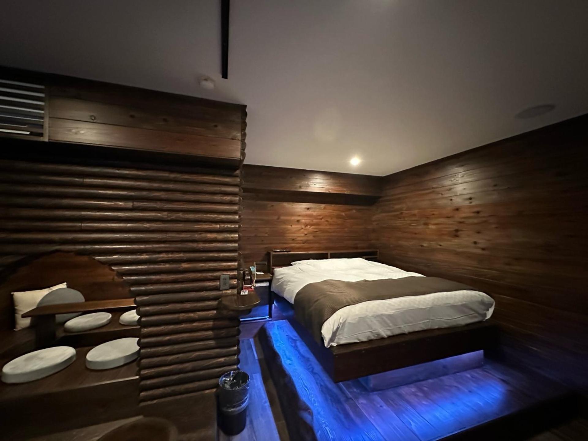 Deluxe Queen Room - Photo 9