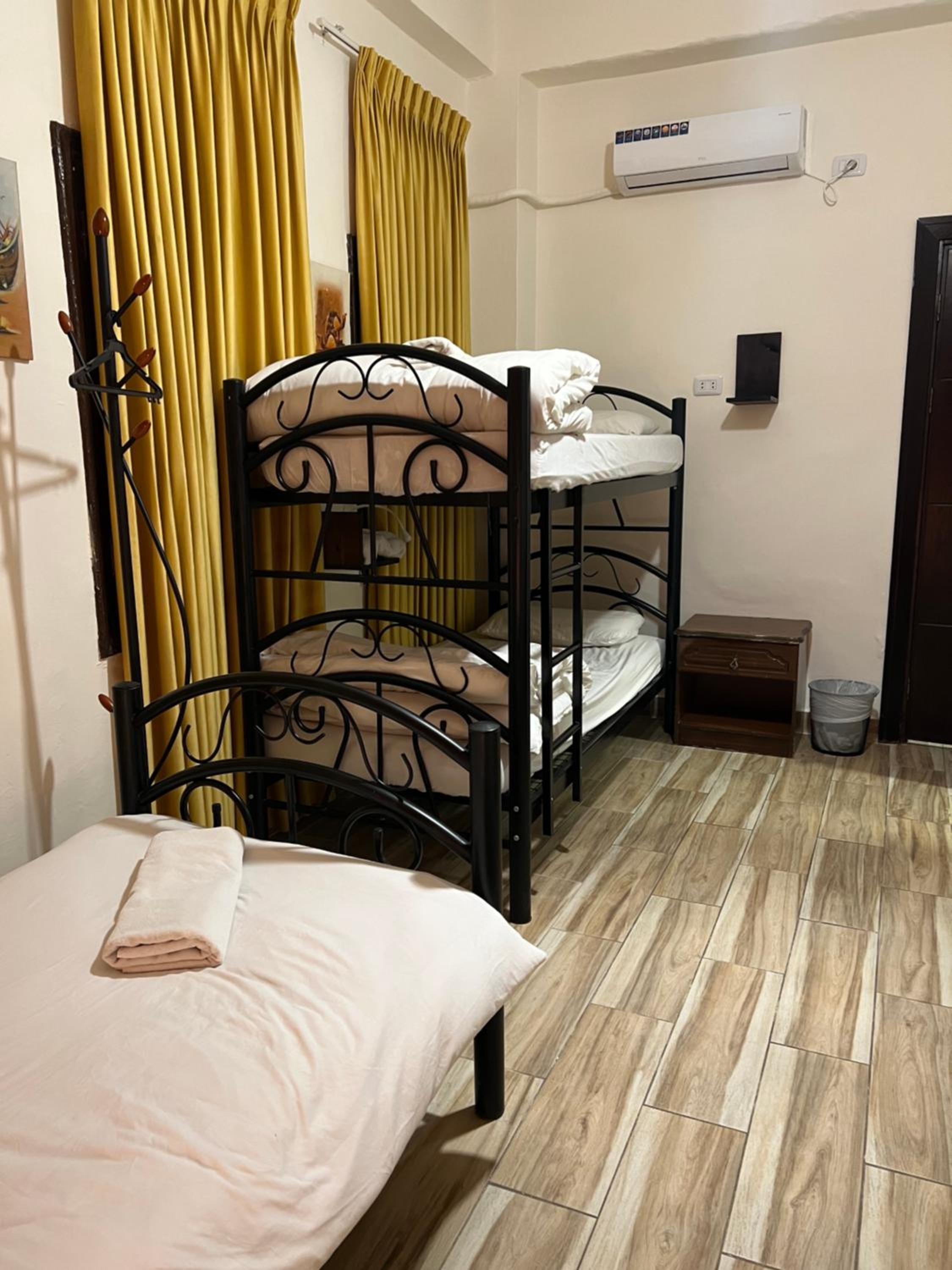 Economy Quadruple Room - Photo 5
