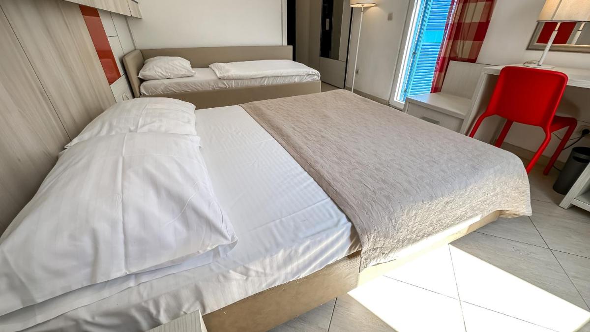 Double or Twin Room with Extra Bed photo 3