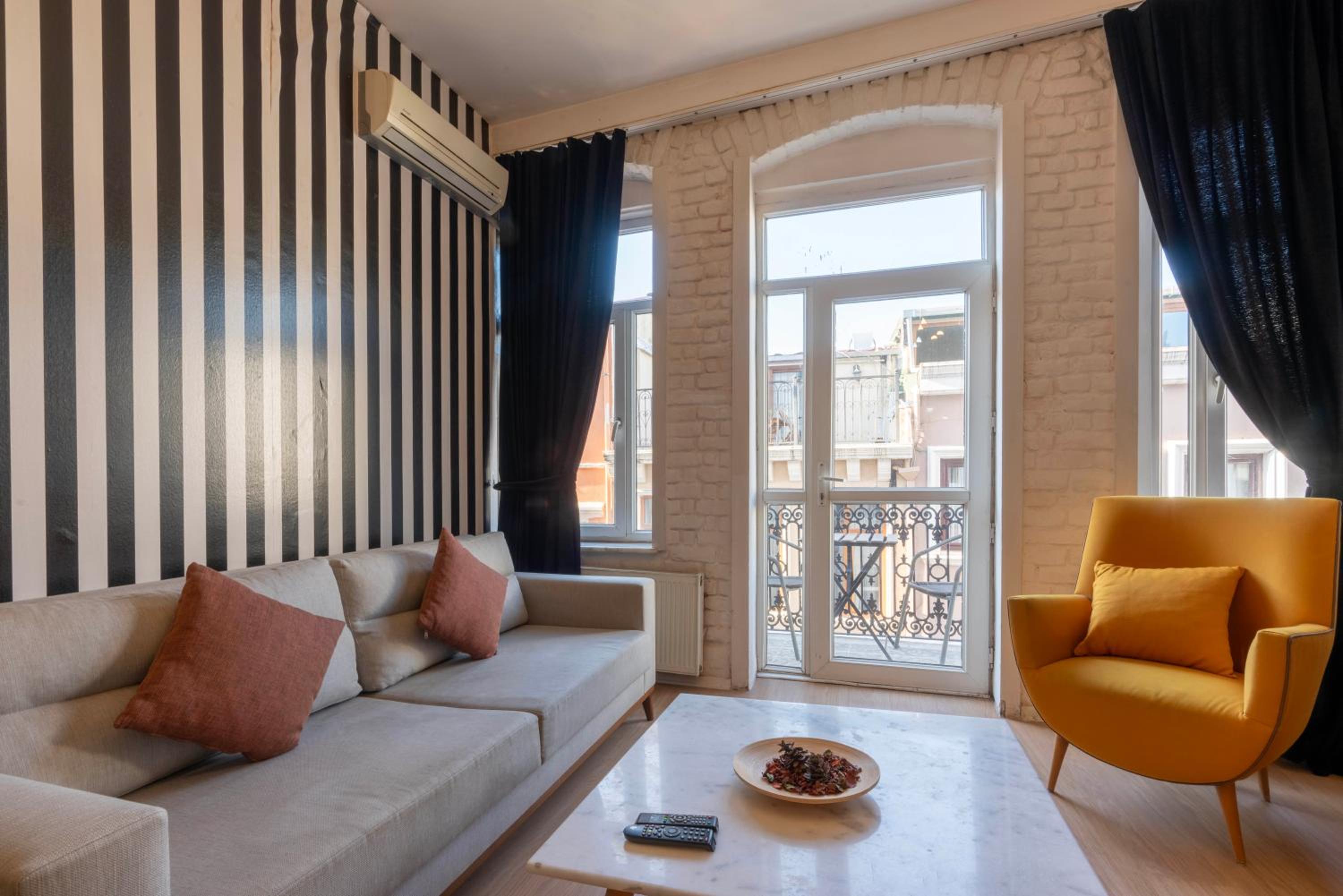 Apartment with Balcony photo 3