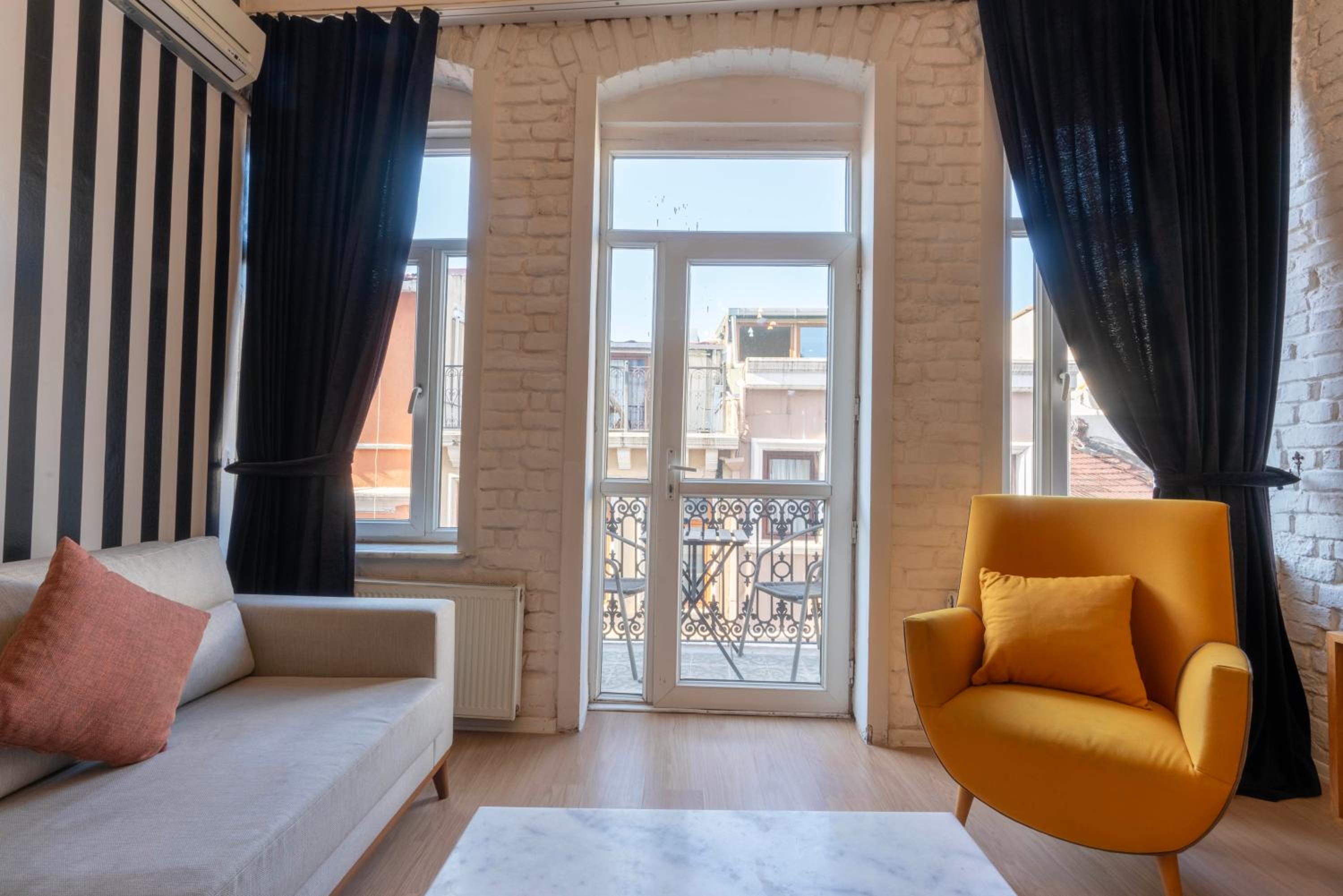Apartment with Balcony photo 2
