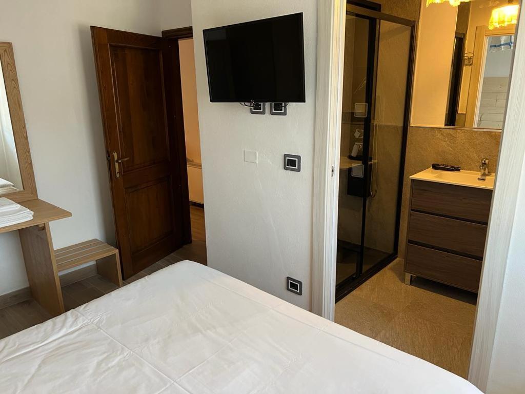 Three-Bedroom Apartment - Photo 4