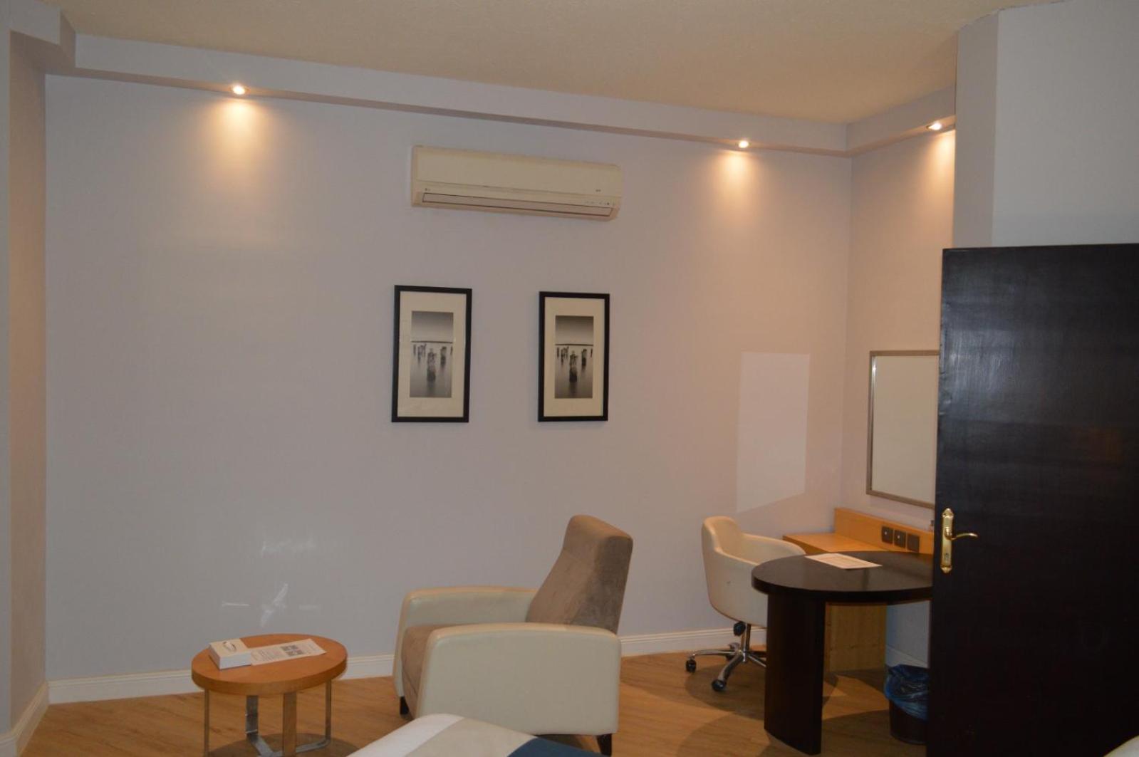 Executive Suite - Photo 5