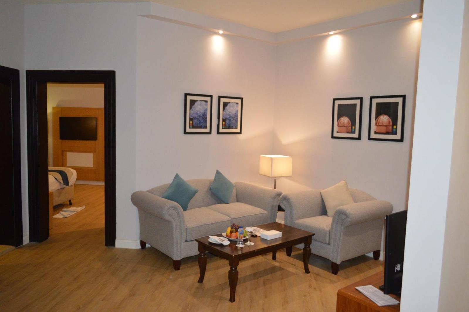 Executive Suite - Photo 4