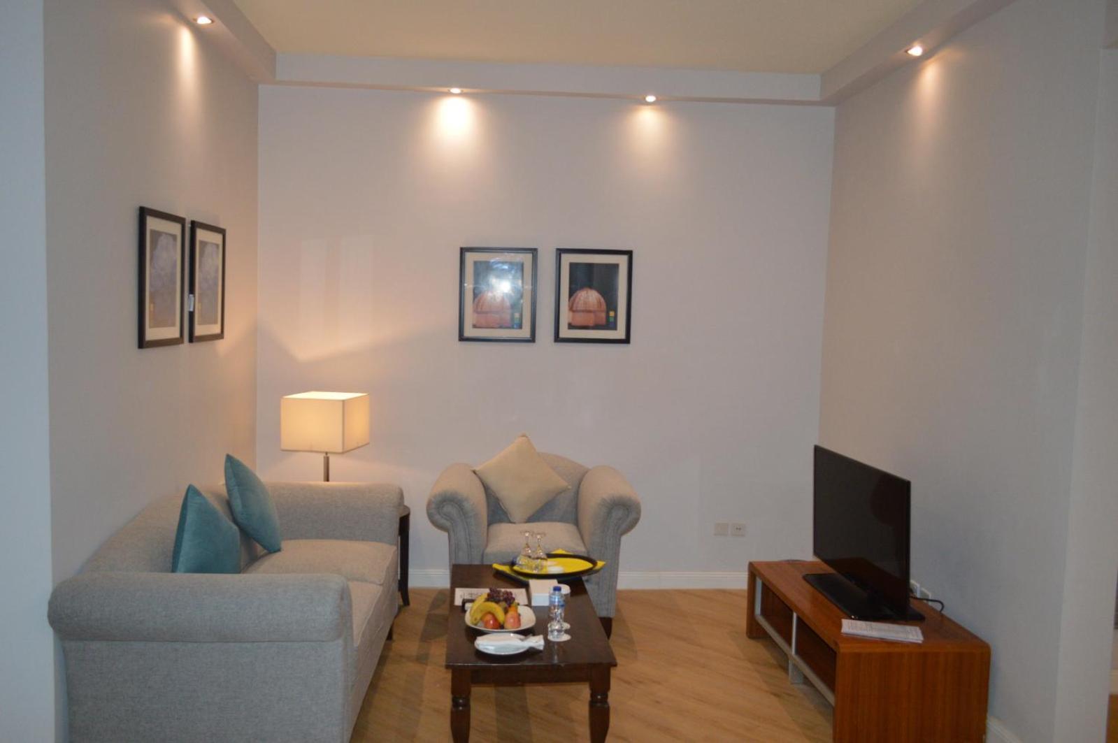 Executive Suite - Photo 14