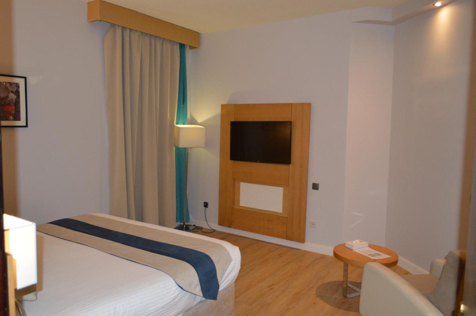 Executive Suite - Photo 3