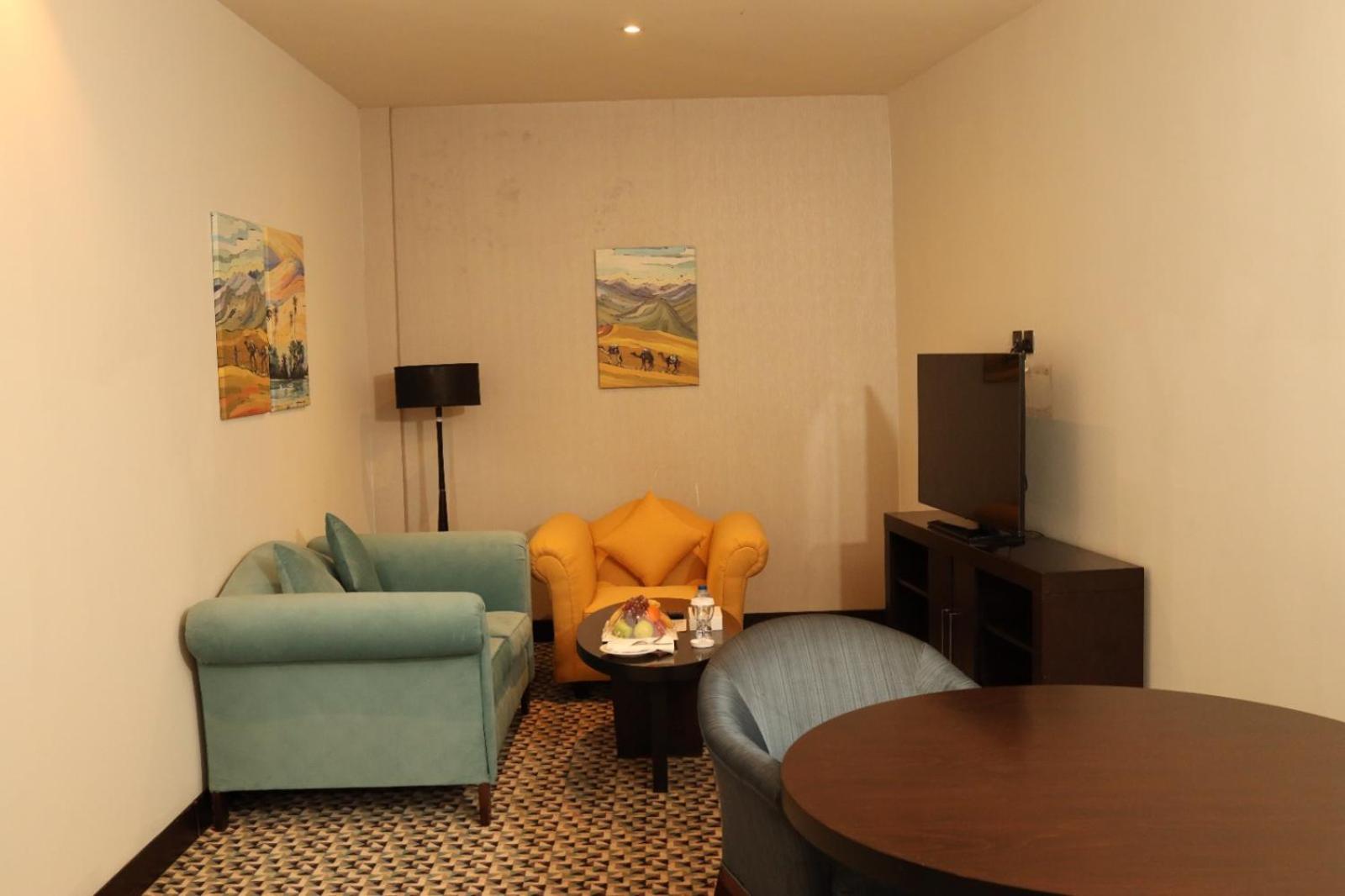 Executive Suite - Photo 2