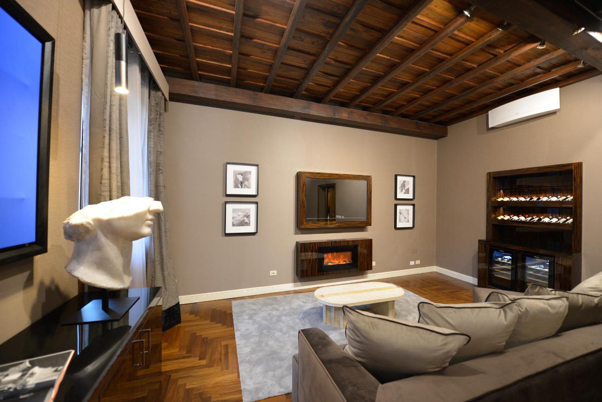 Deluxe Five-Bedroom Apartment - Address: via Frattina 128 photo 2