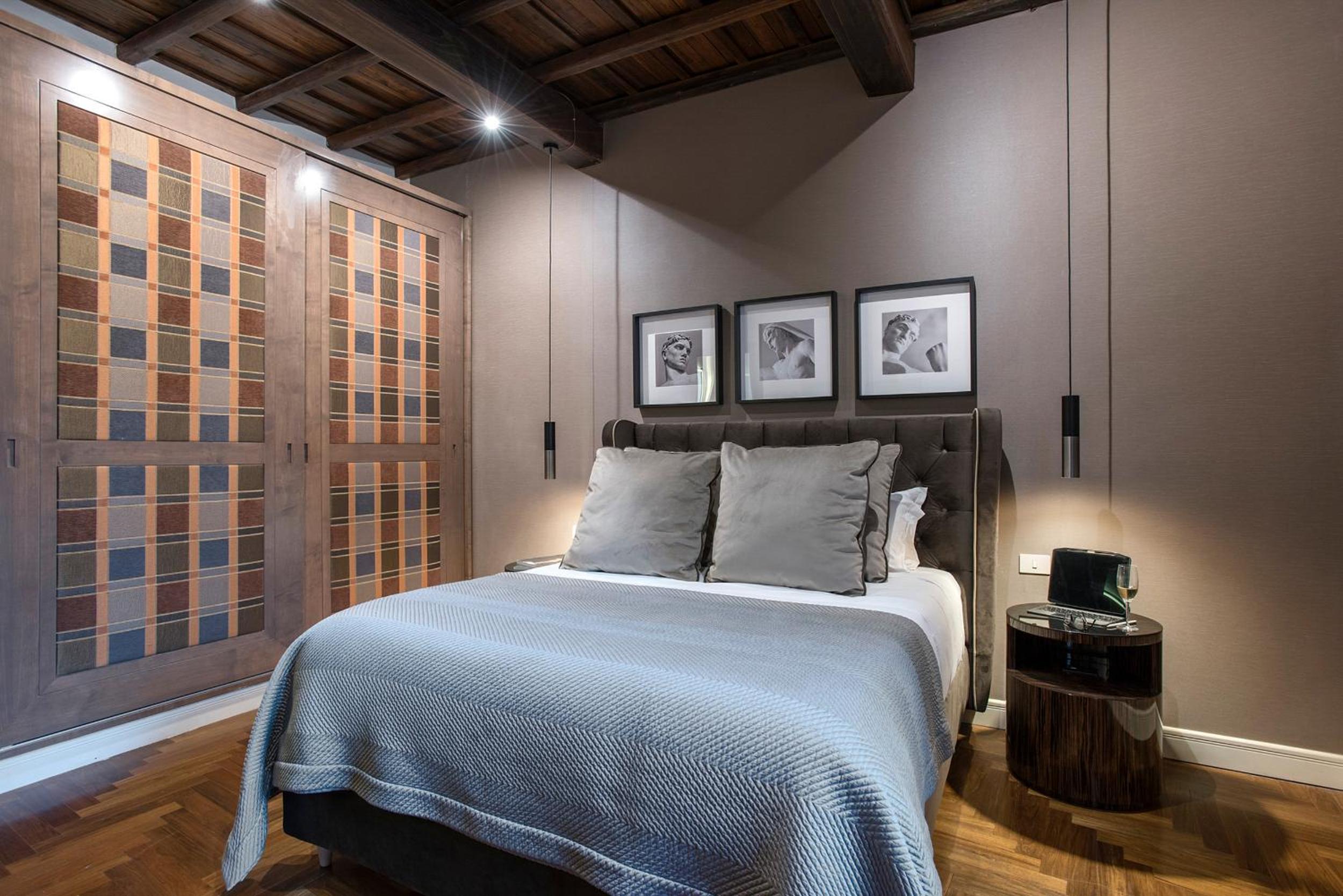 Deluxe Five-Bedroom Apartment - Address: via Frattina 128 photo 3