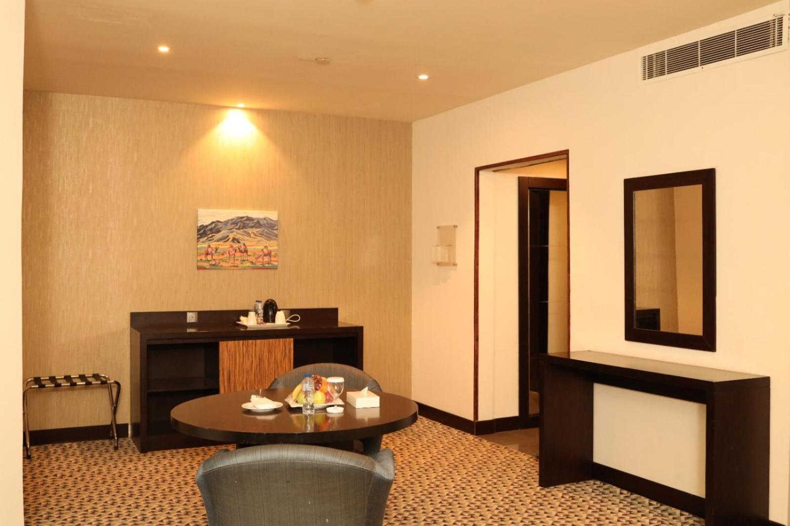 Executive Suite - Photo 13