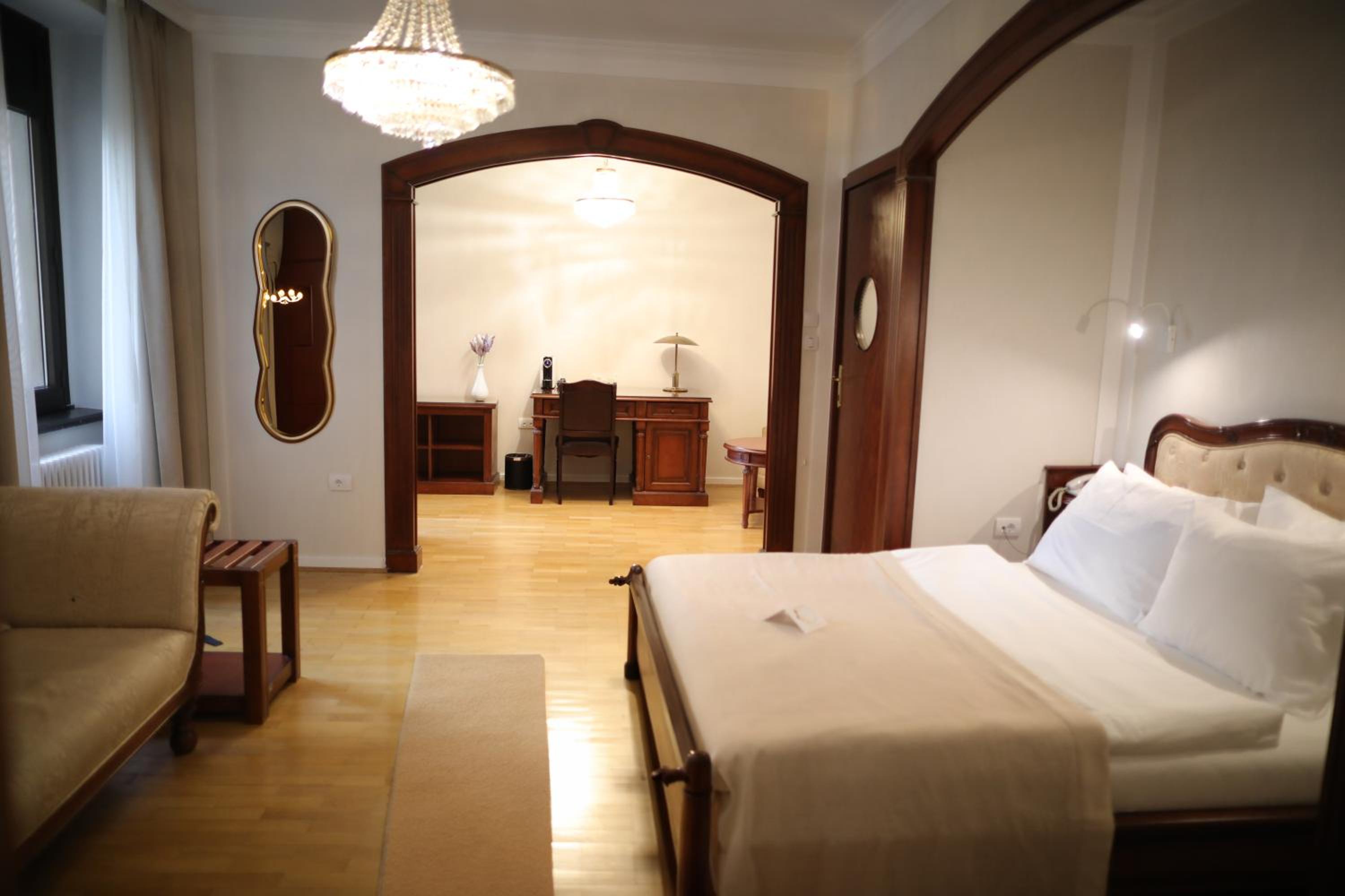 Suite - Photo 5
