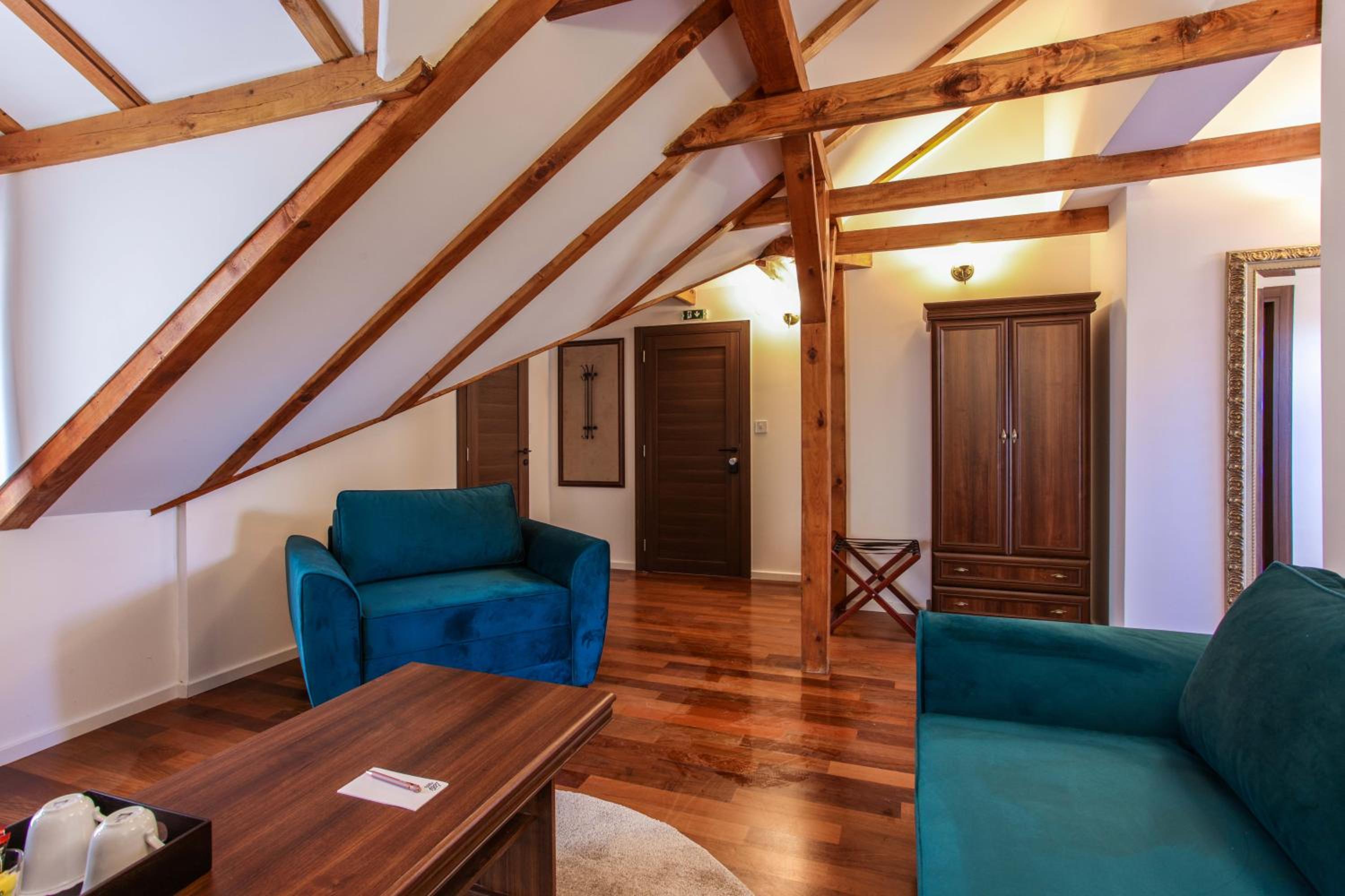 Apartment with Terrace - Photo 8