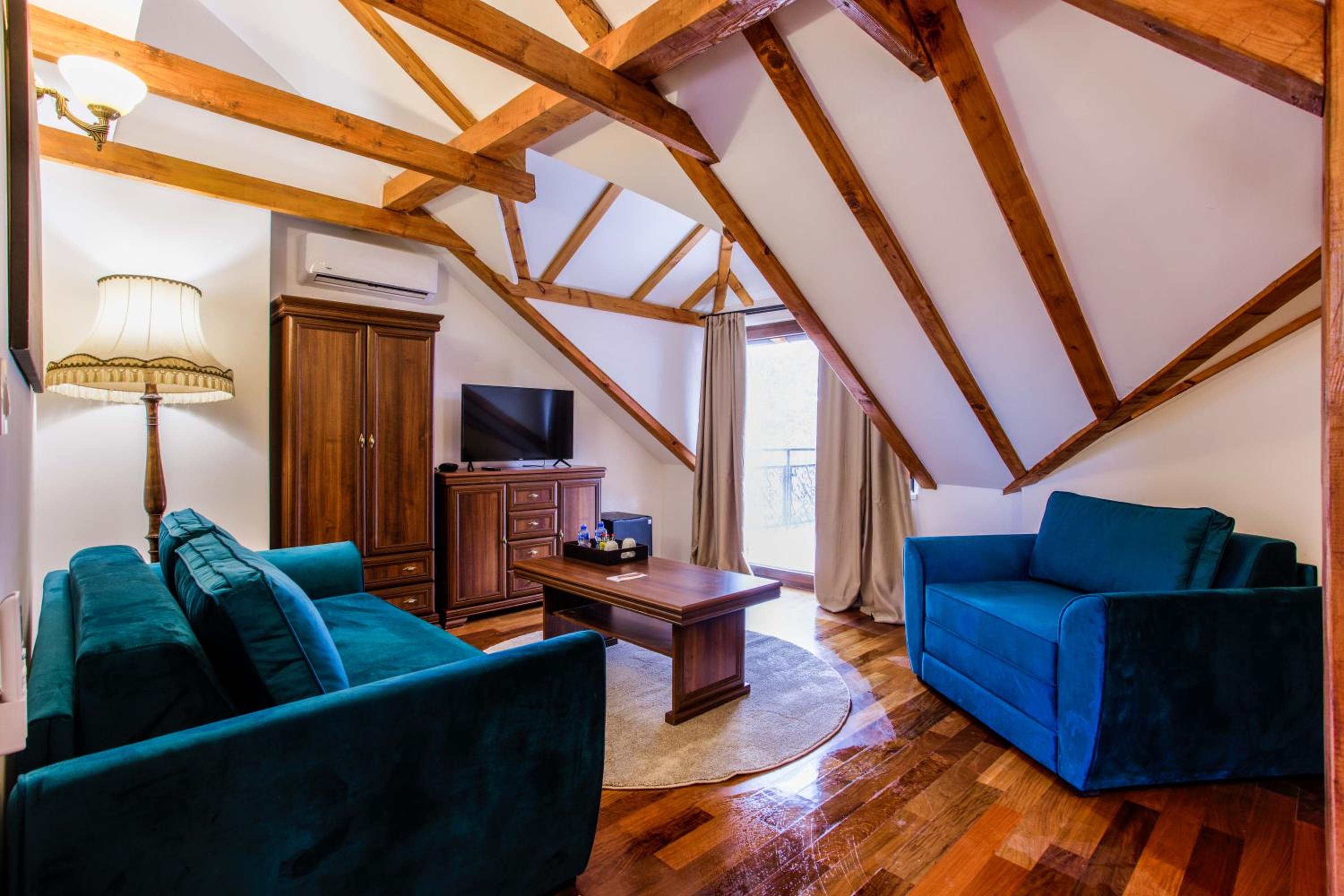 Apartment with Terrace - Photo 14