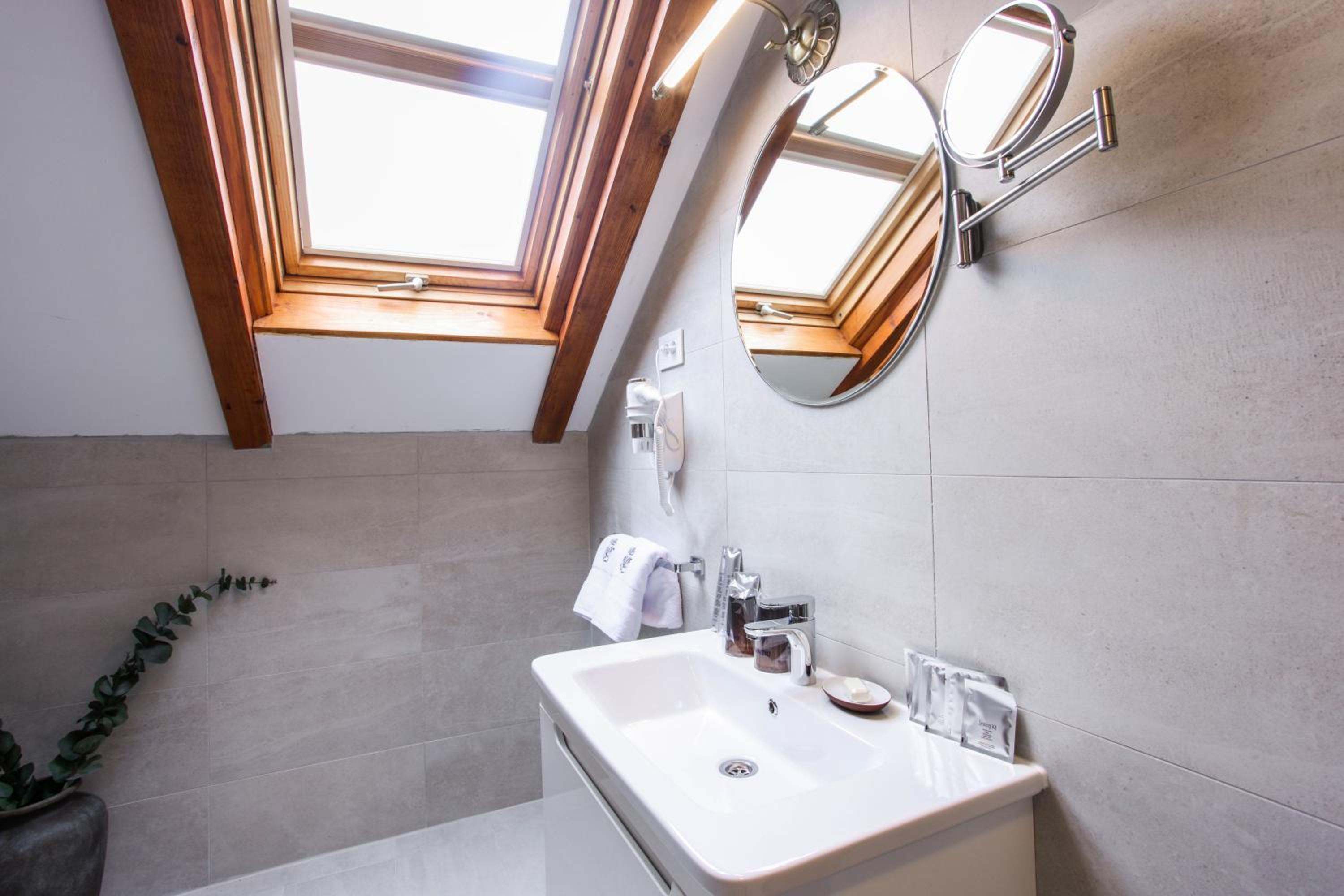 Standard Triple Room - Photo 9