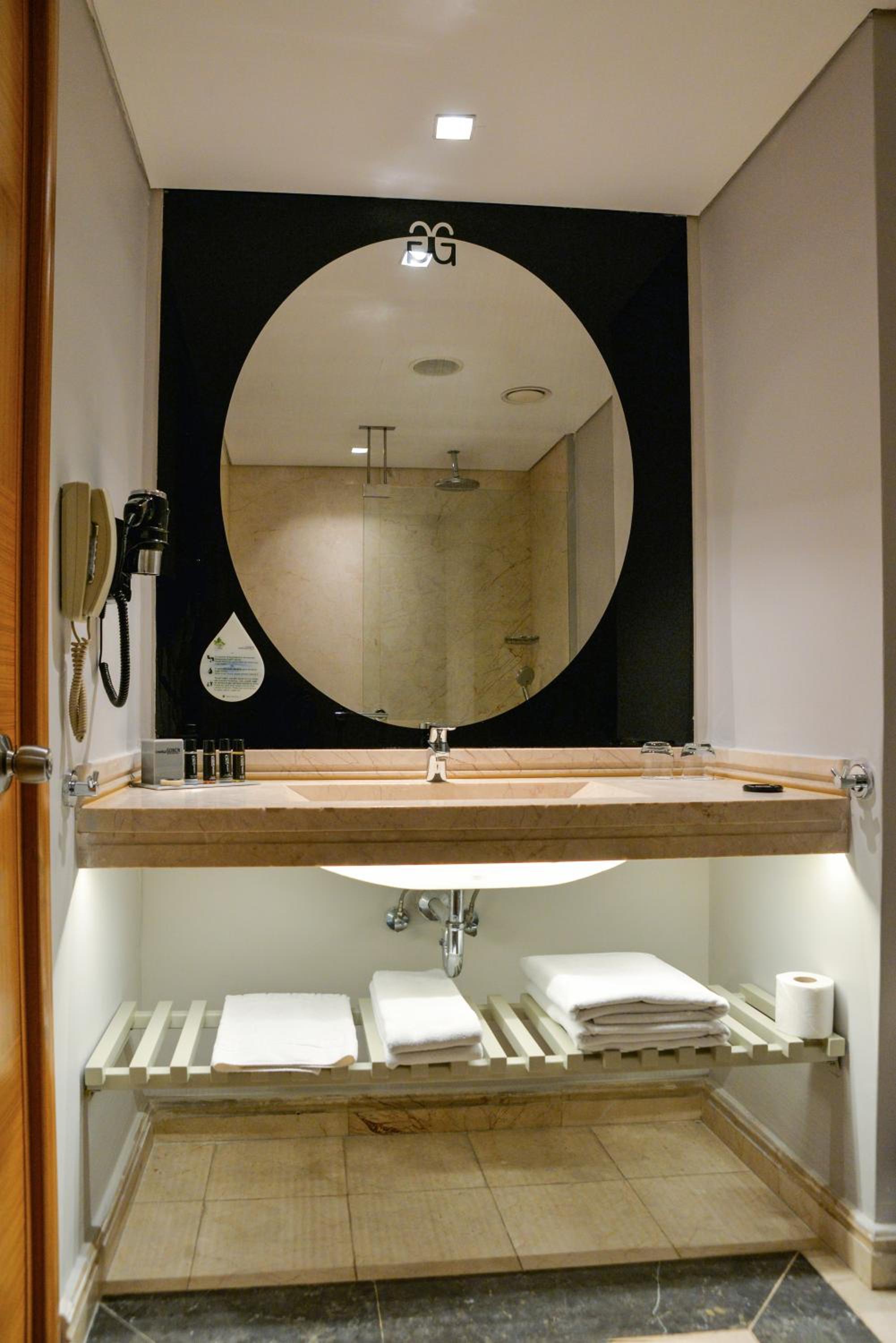 Standard Room thumbnail 6