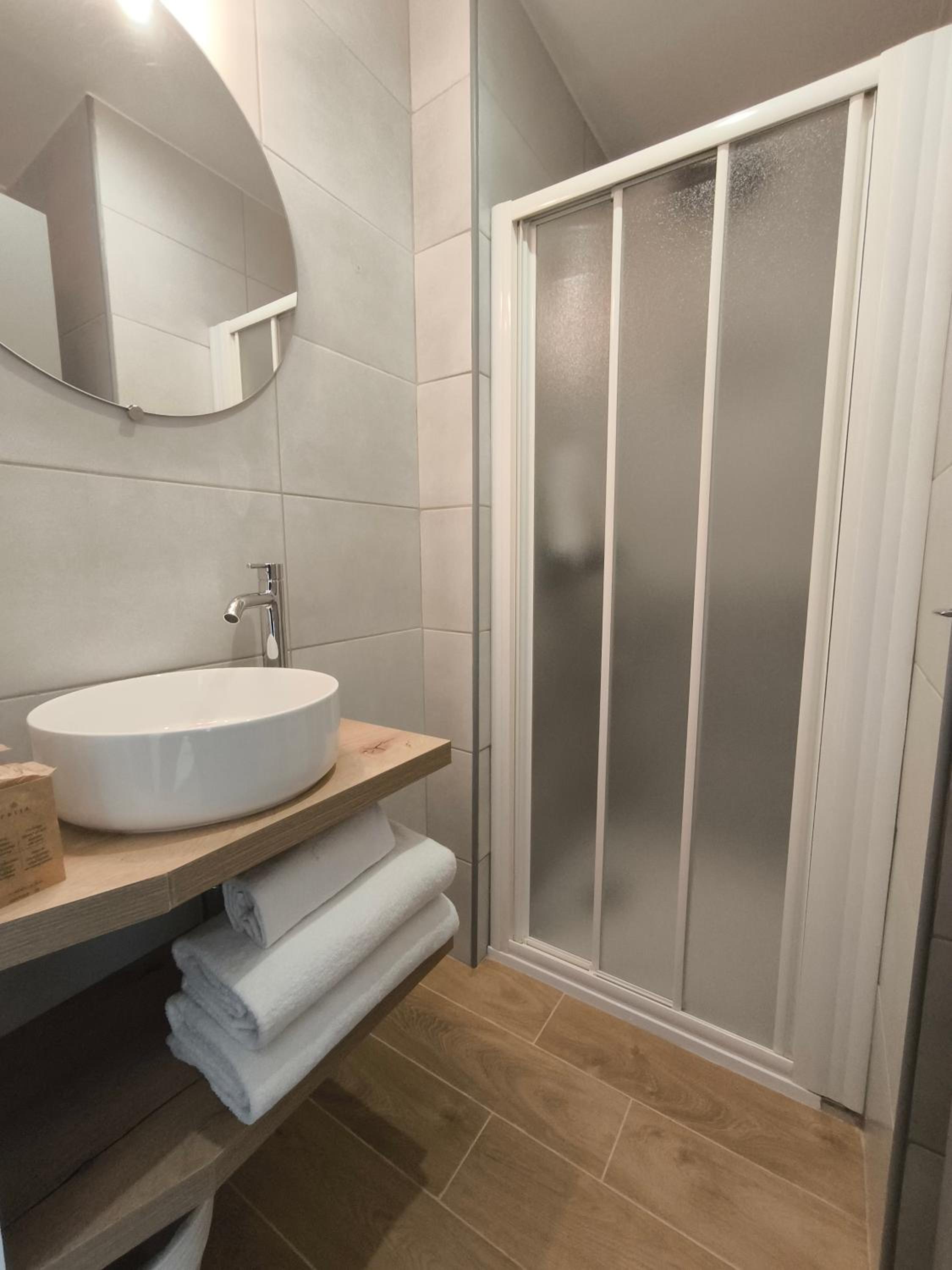 Double Room - Photo 6