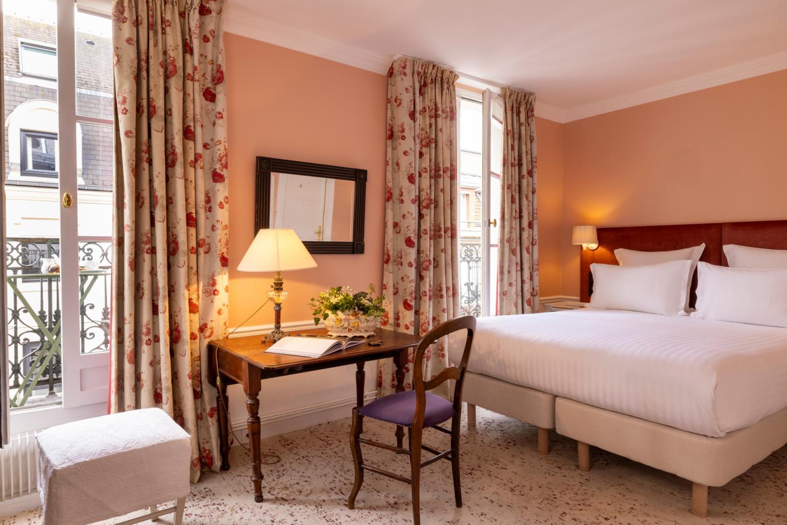 Superior Room with Balcony thumbnail 5