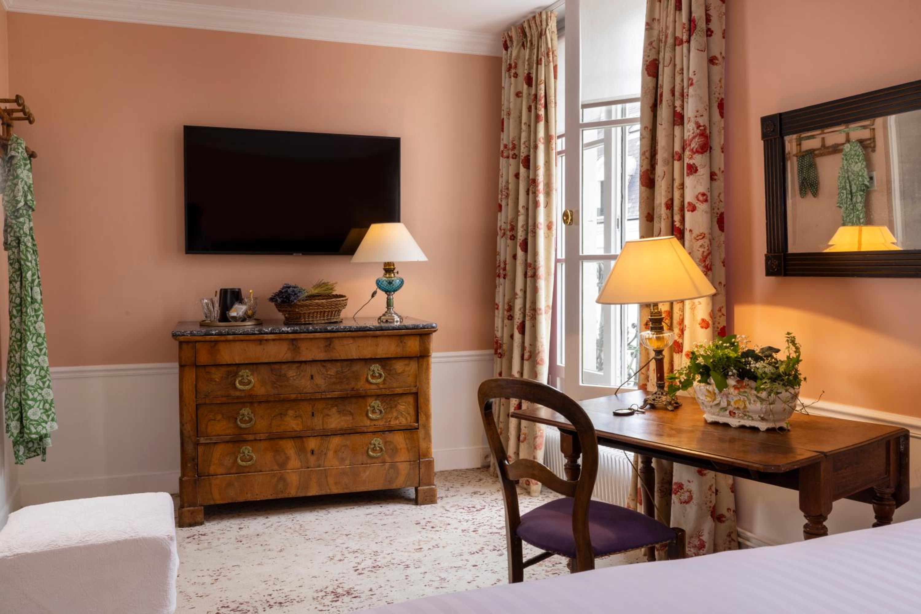 Superior Room with Balcony thumbnail 6