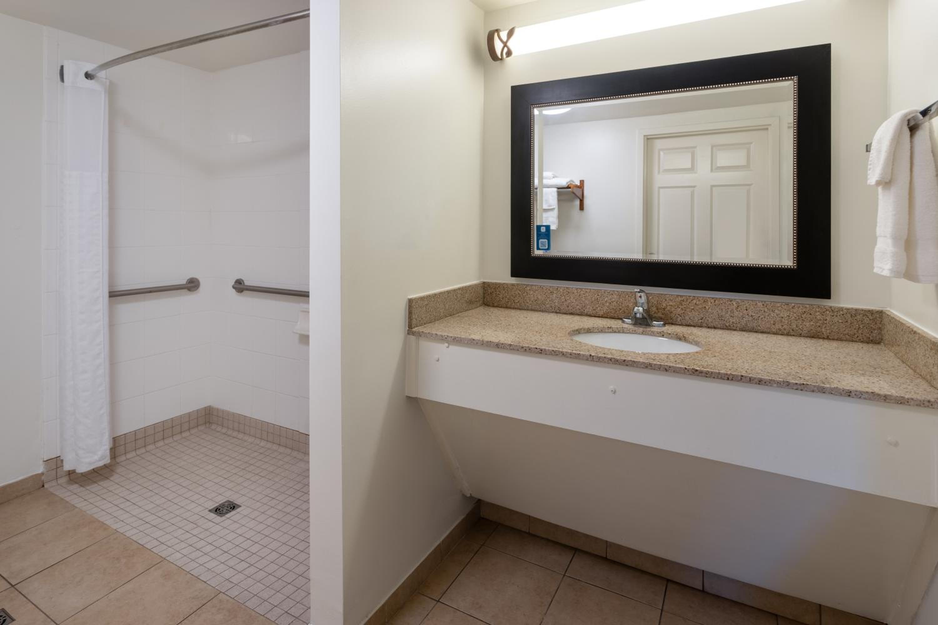 2 Full Beds | Non-Smoking, Micfridge - Photo 4