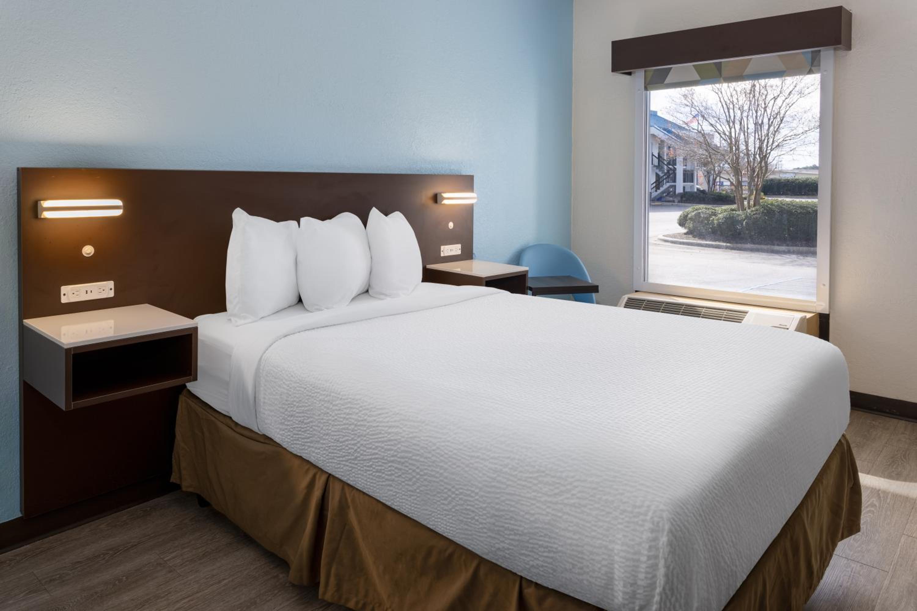 1 King Bed | Non-Smoking, Micfridge - Photo 5