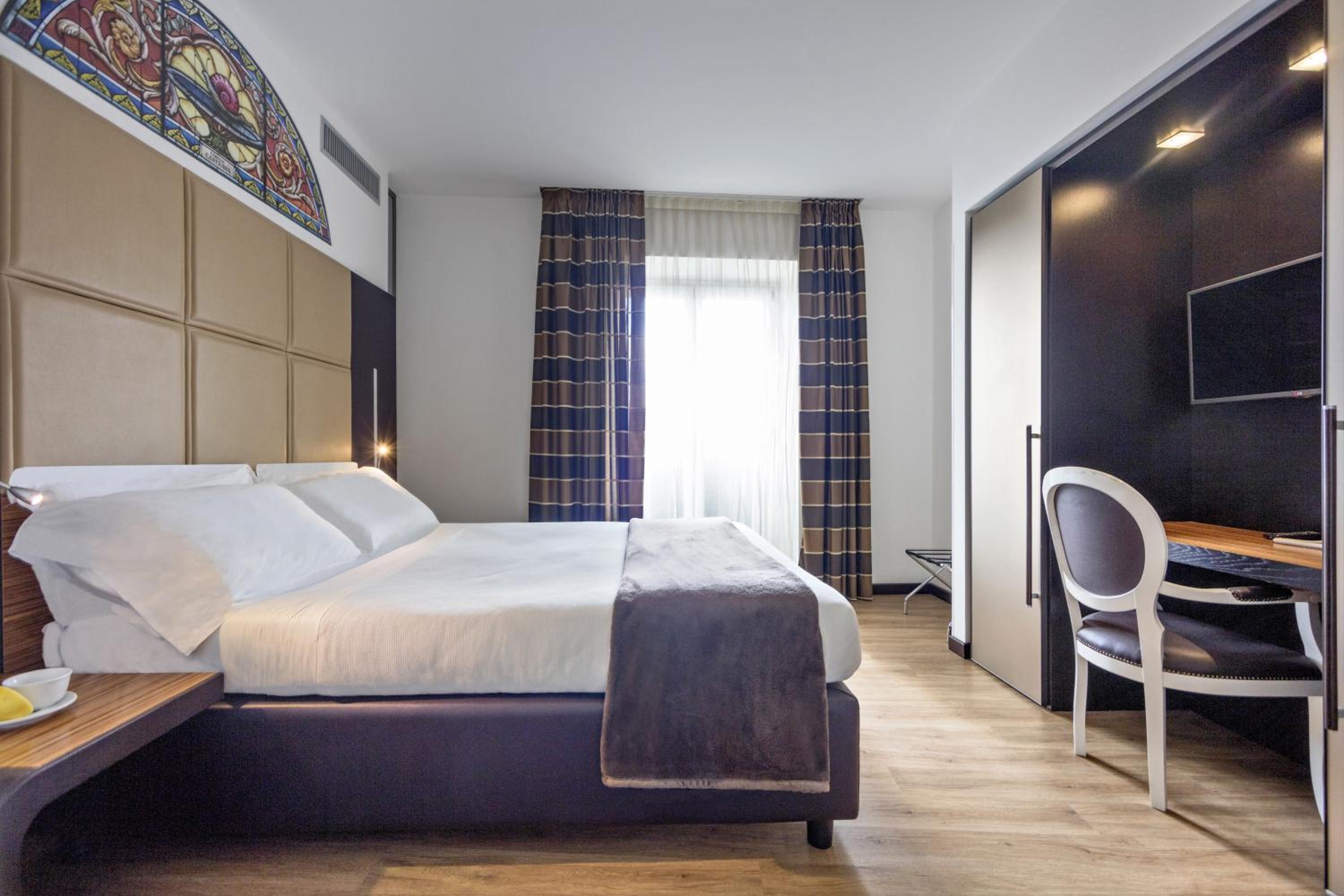 Double or Twin Room with View - Photo 1