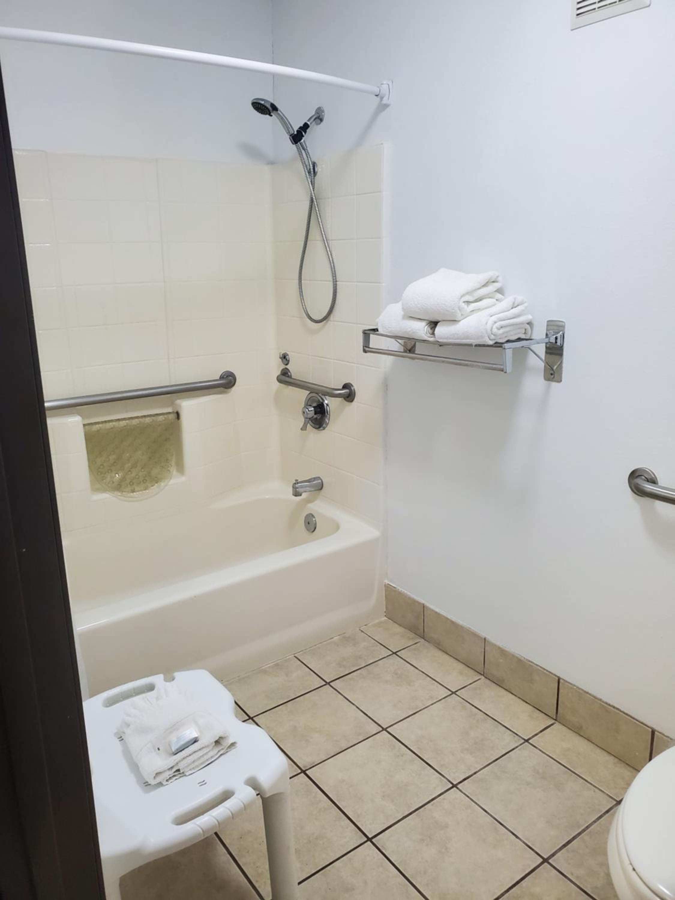 Queen Room - Disability Access photo 2