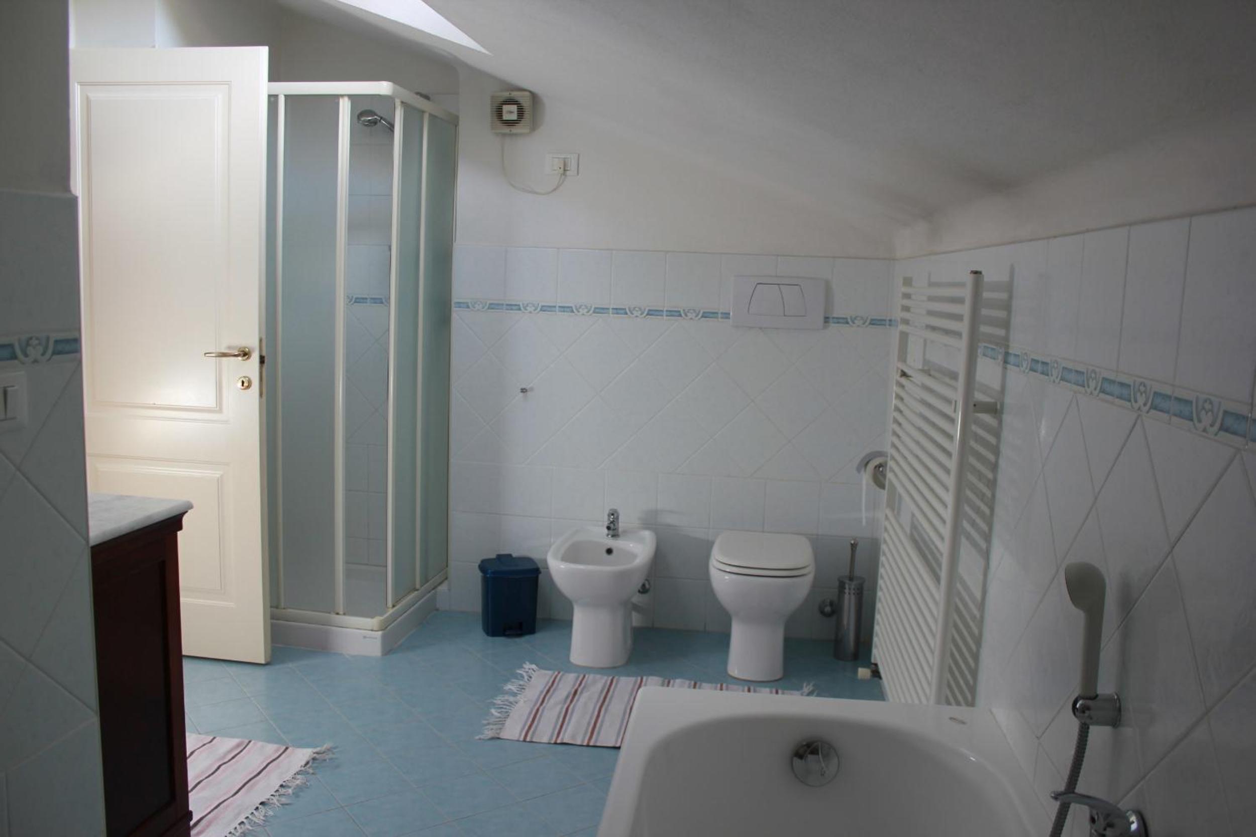 Double Room with Shared Bathroom photo 3