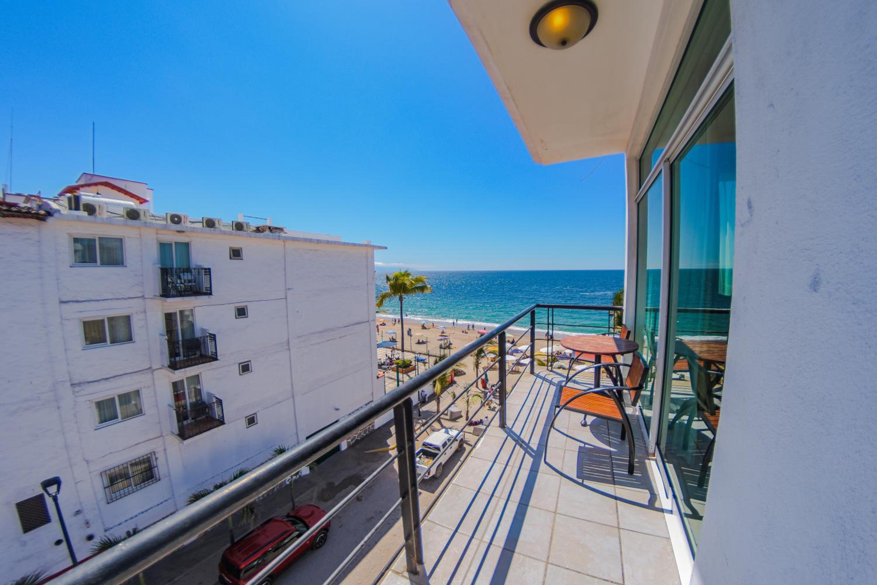 One-Bedroom Apartment with Ocean View and Balcony photo 2