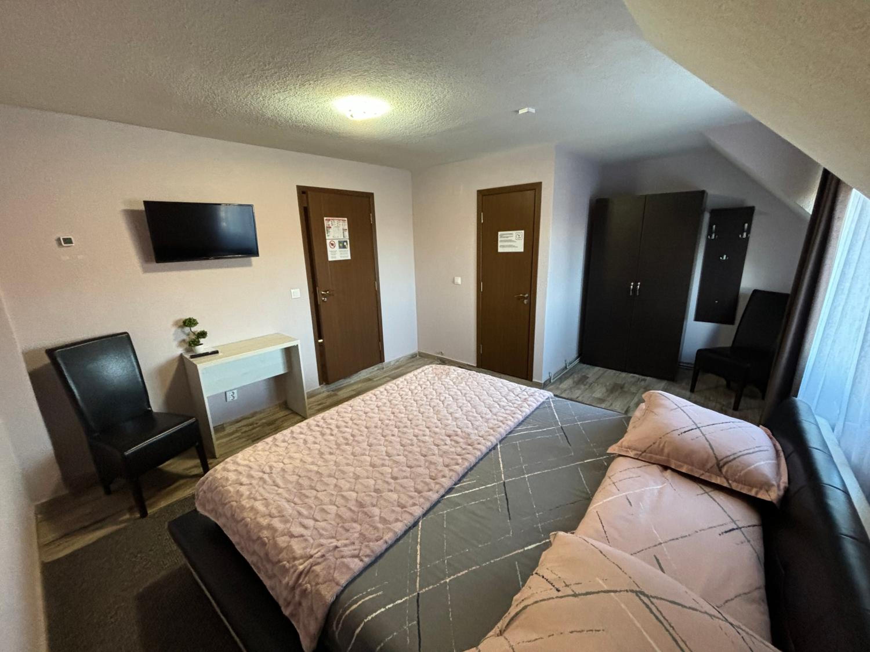 Double Room - Photo 3