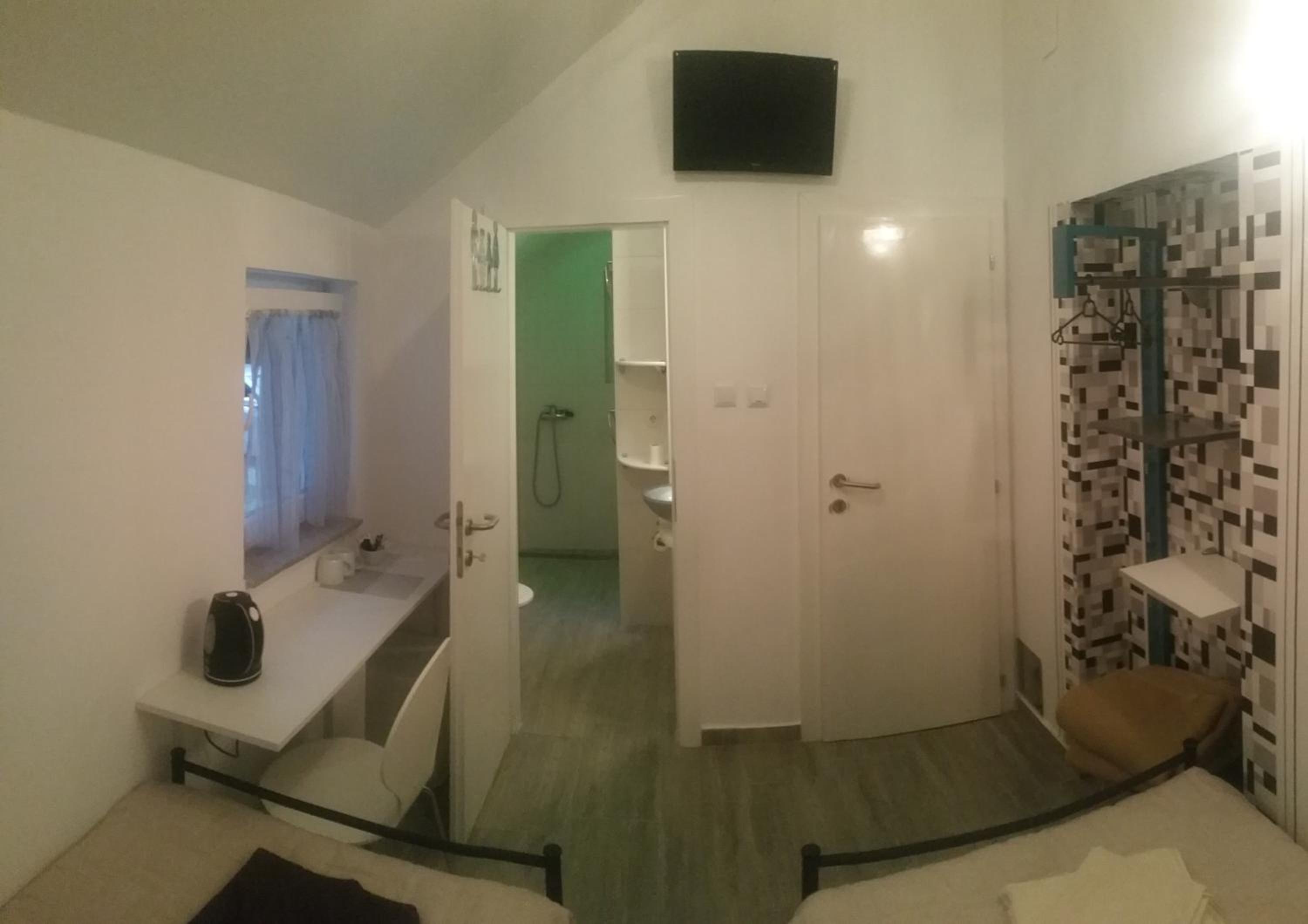 Twin Room with Bathroom - Photo 8