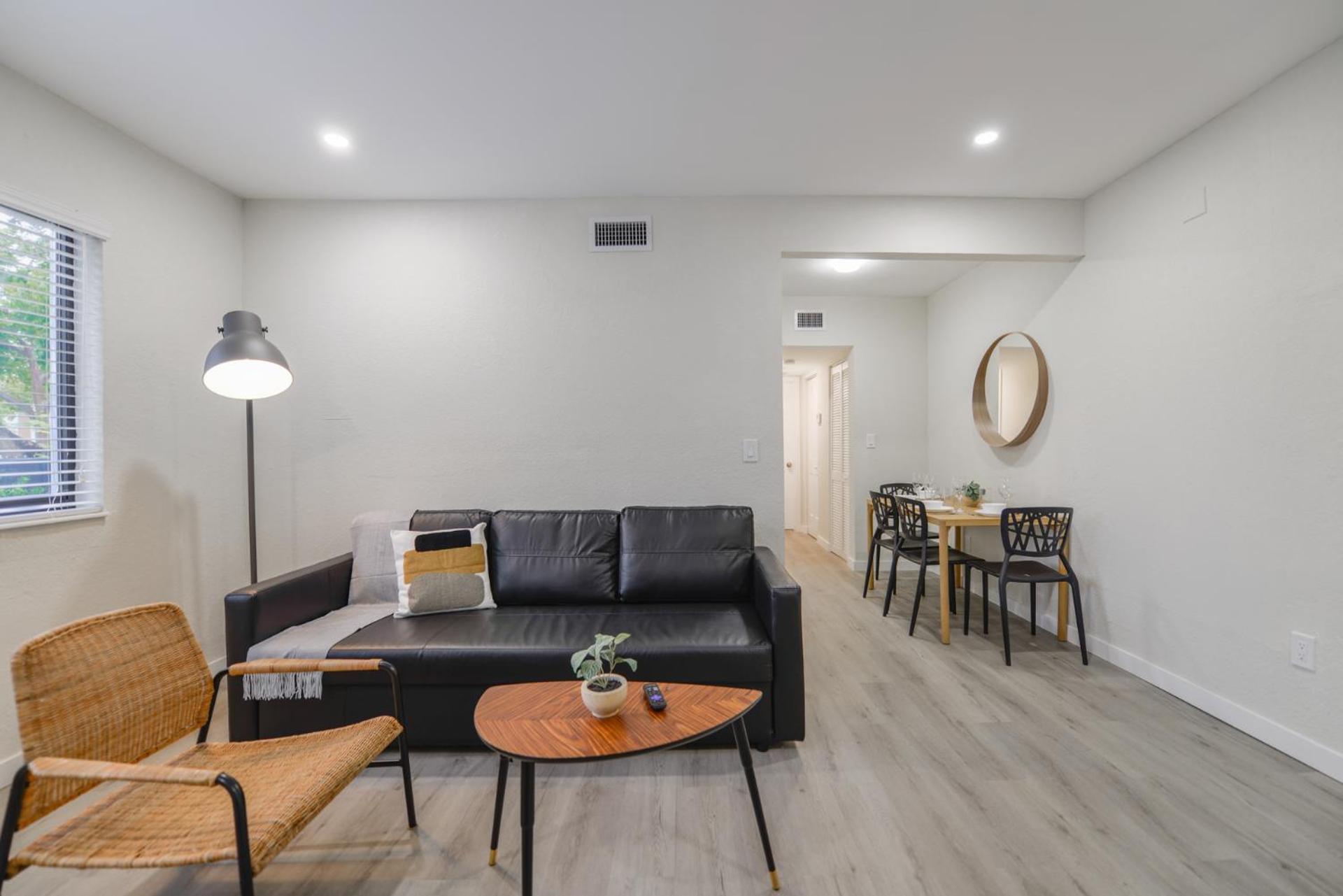 One-Bedroom Apartment photo 1