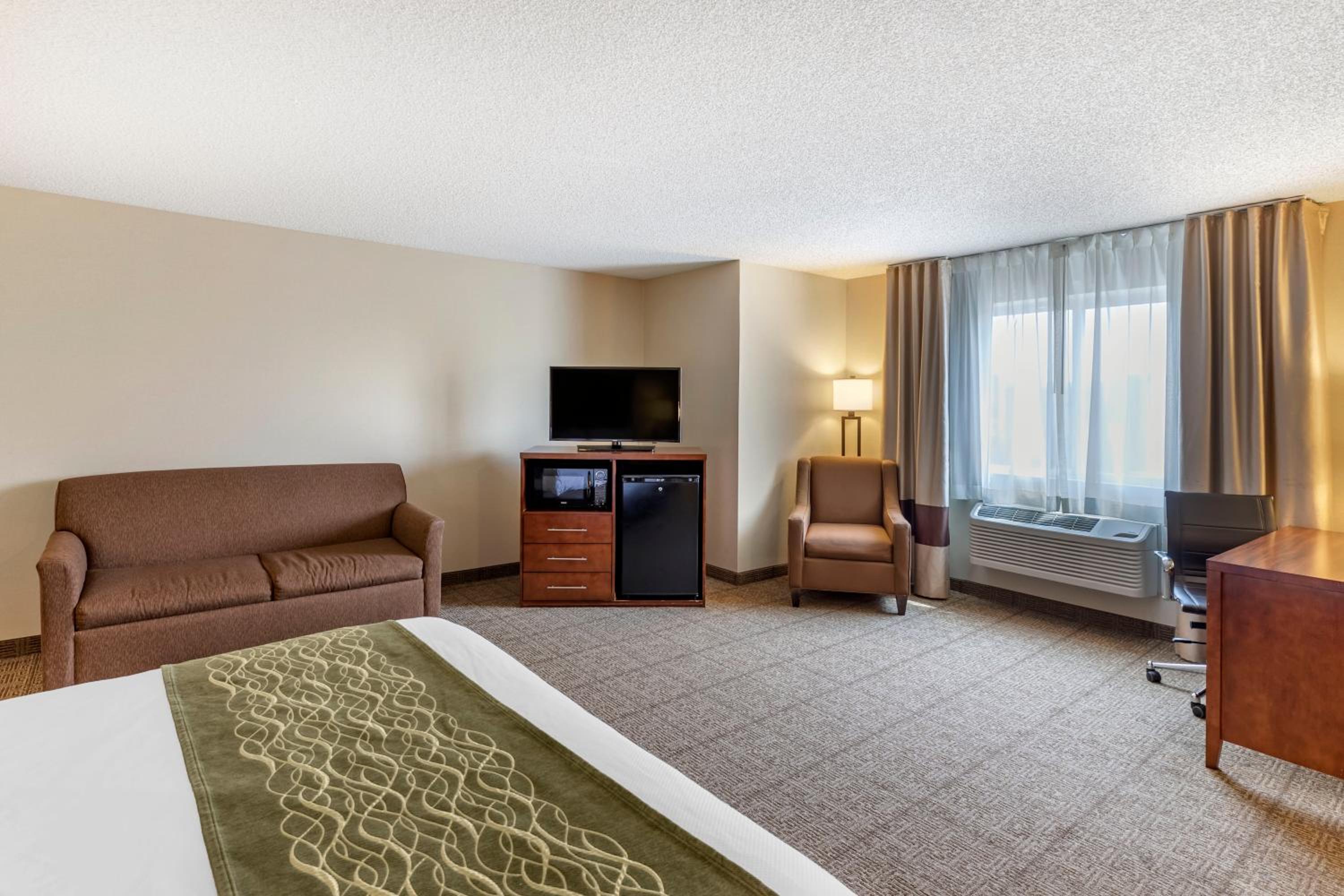 King Suite - Accessible/Non-Smoking photo 2