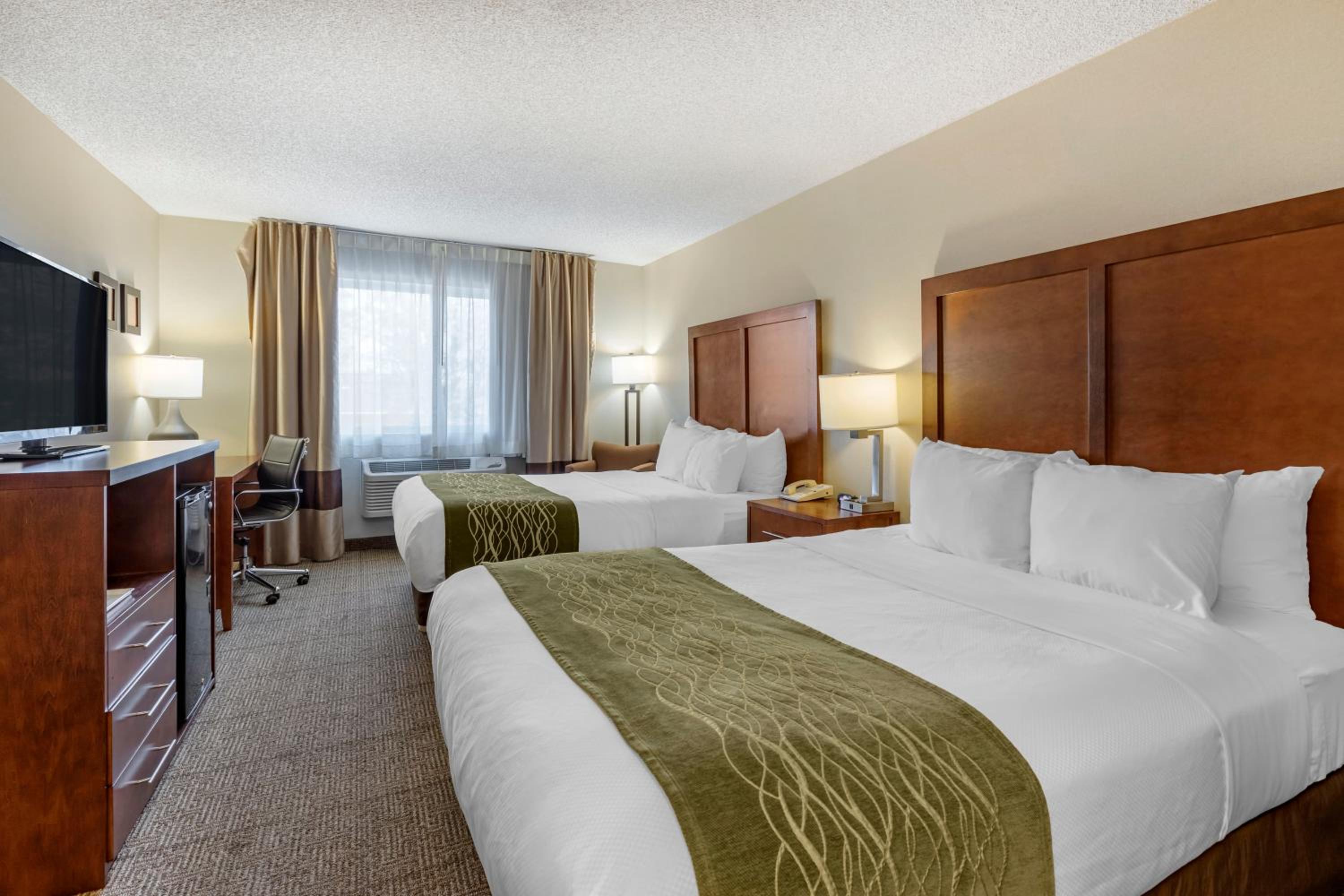 Queen Room with Two Queen Beds - Non-Smoking - Photo 8
