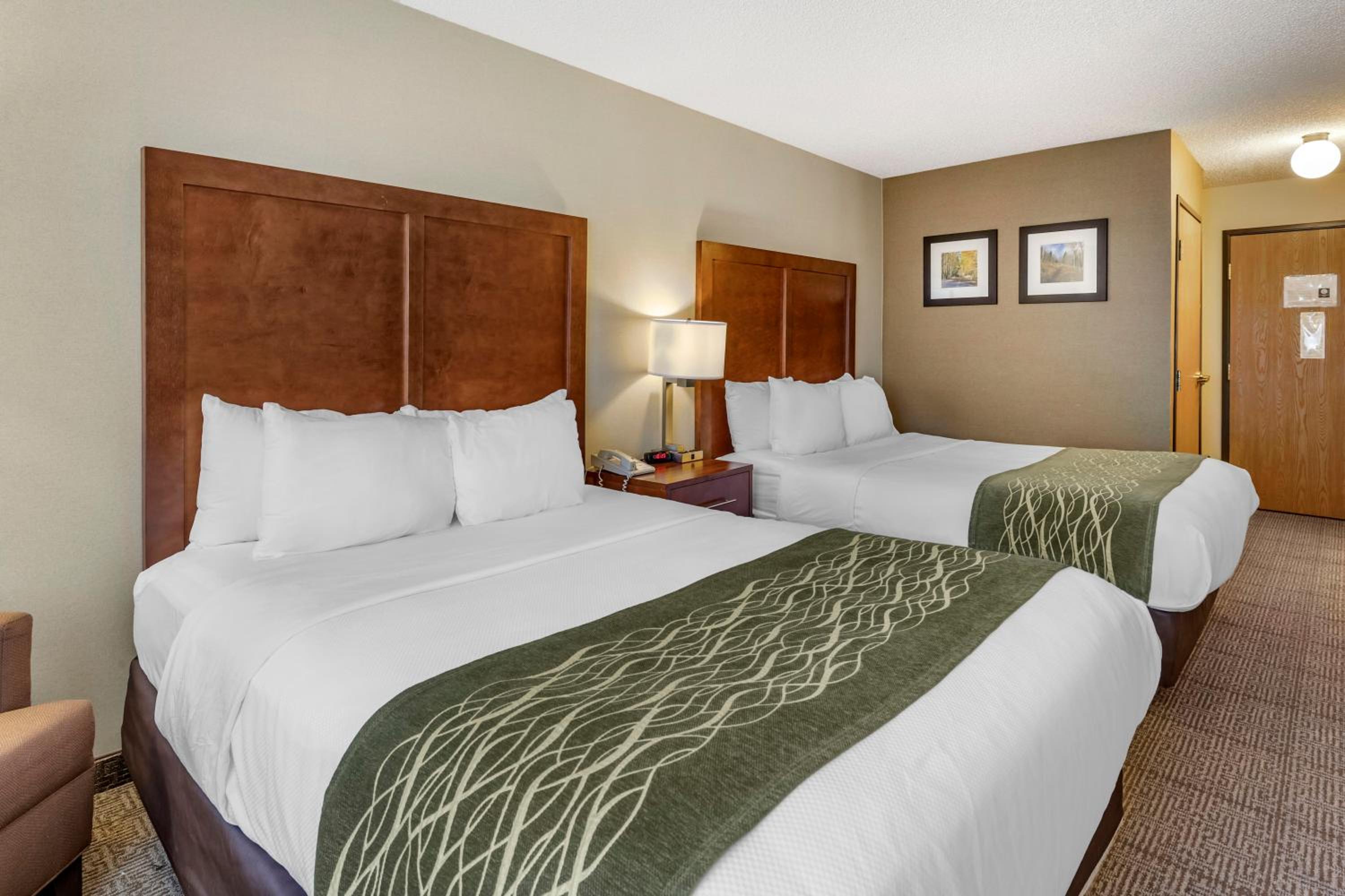 Queen Room with Two Queen Beds - Non-Smoking - Photo 7
