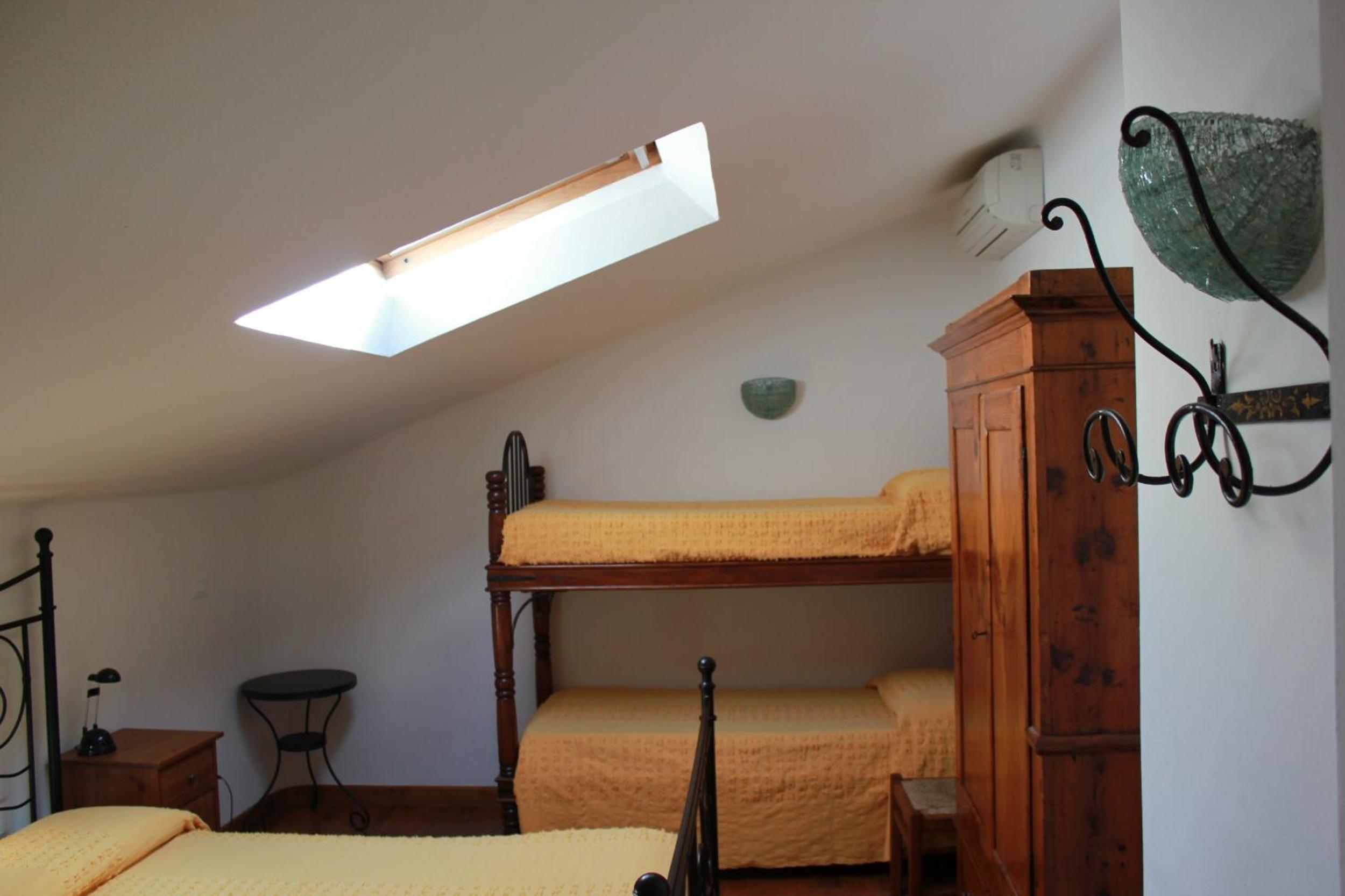 Quadruple Room with Shared Bathroom photo 2