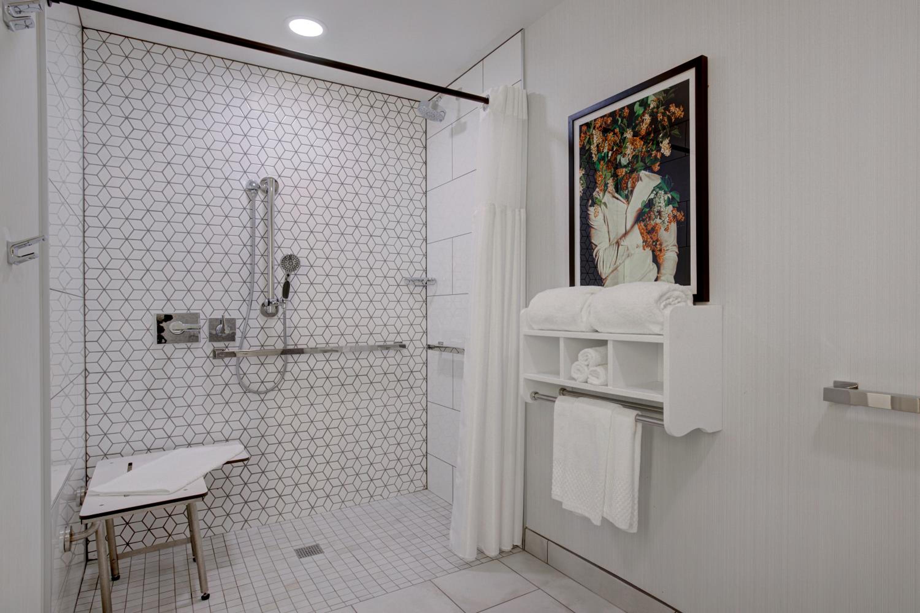 Double Room with Bath Tub - Mobility/Hearing Accessible - Photo 11