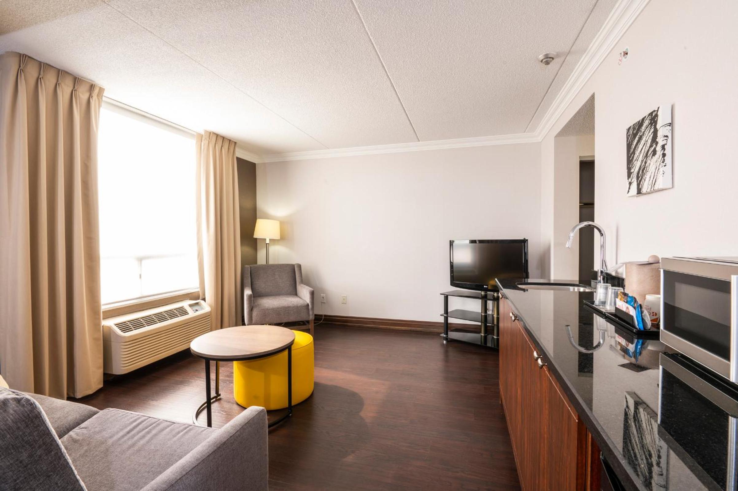 Efficiency King Suite with Sofa Bed - Non Smoking - Photo 2