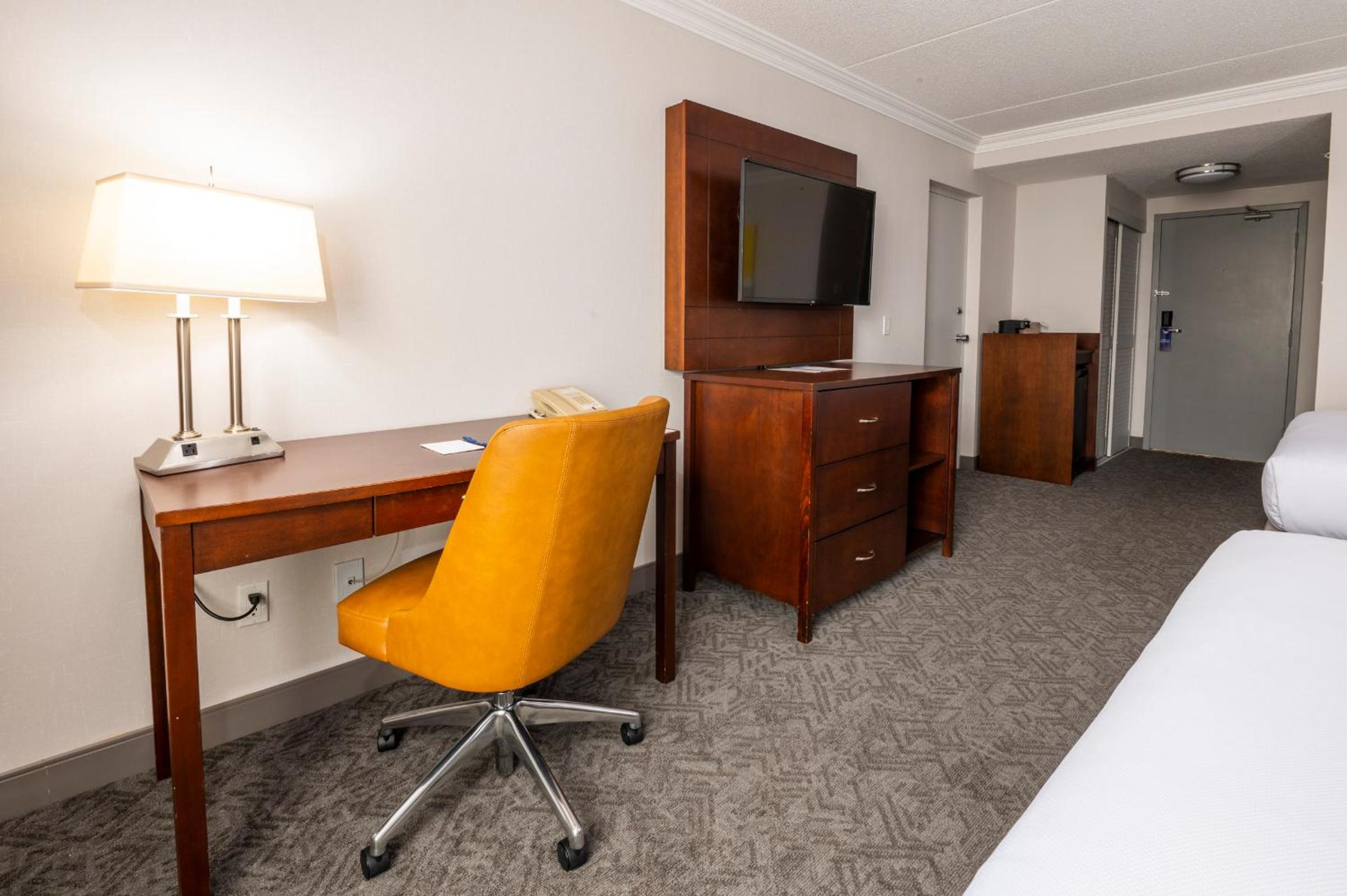 Queen Room with Two Queen Beds - Photo 2