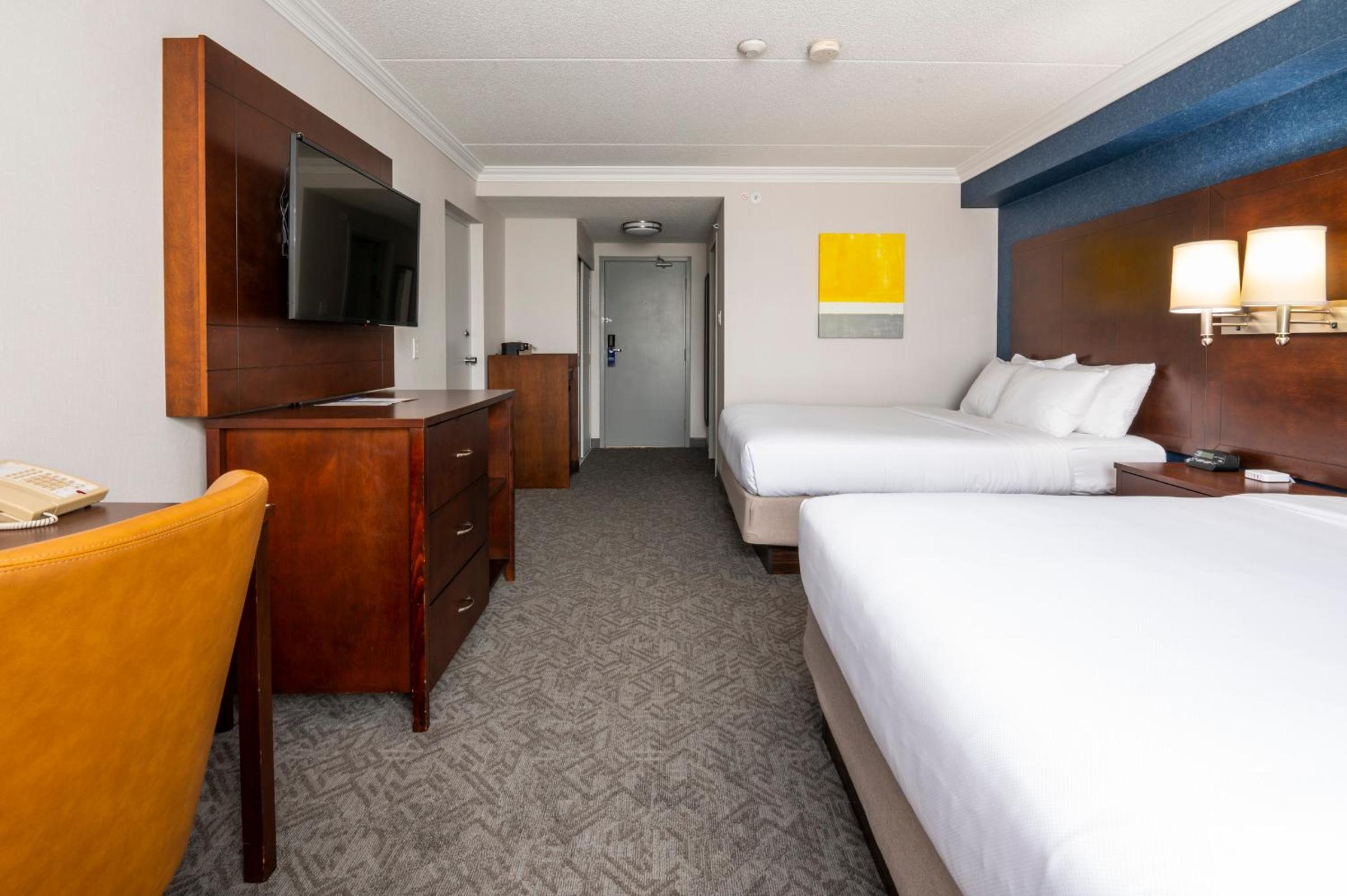 Queen Room with Two Queen Beds - Photo 3