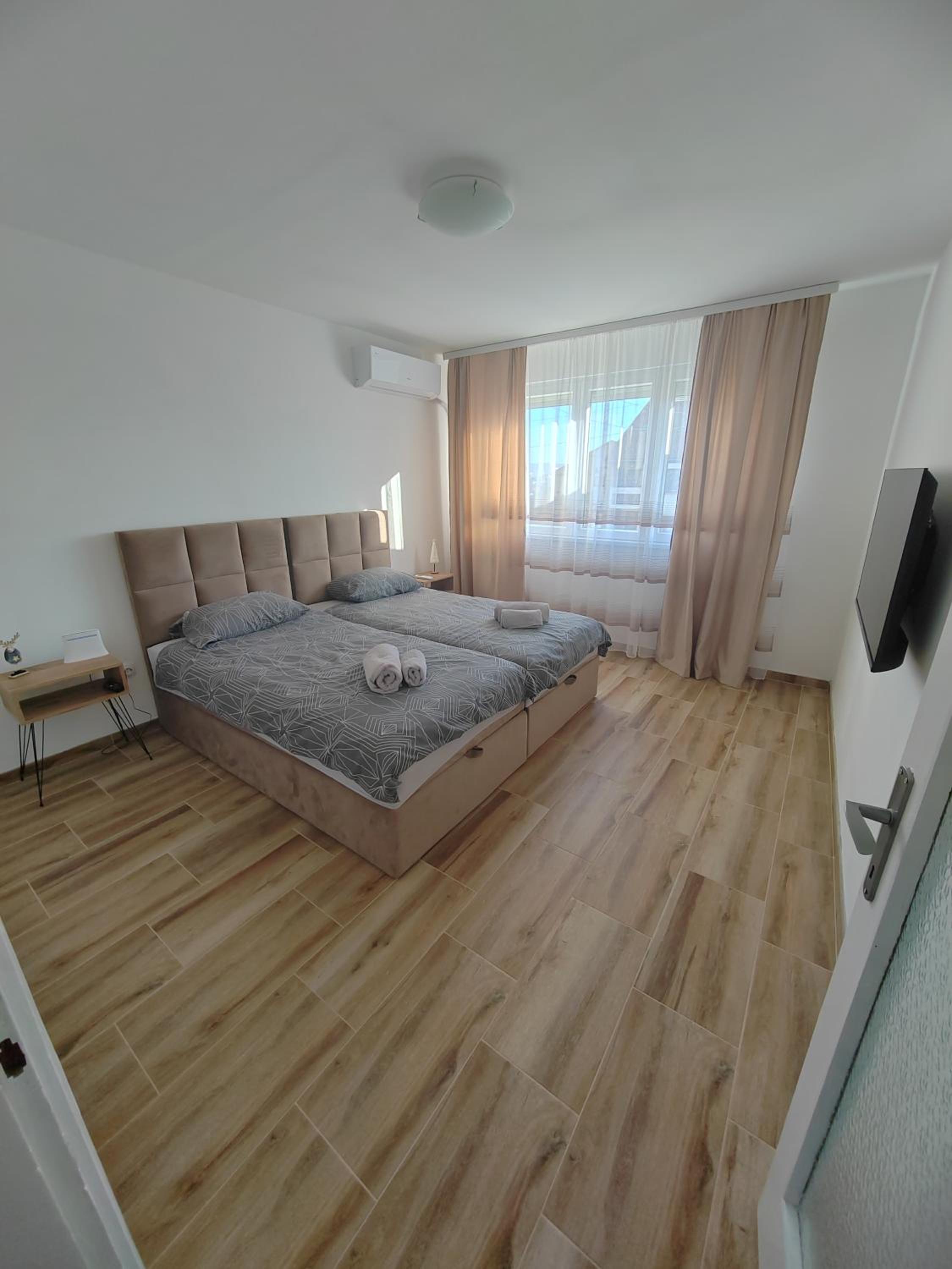 One-Bedroom Apartment photo 1