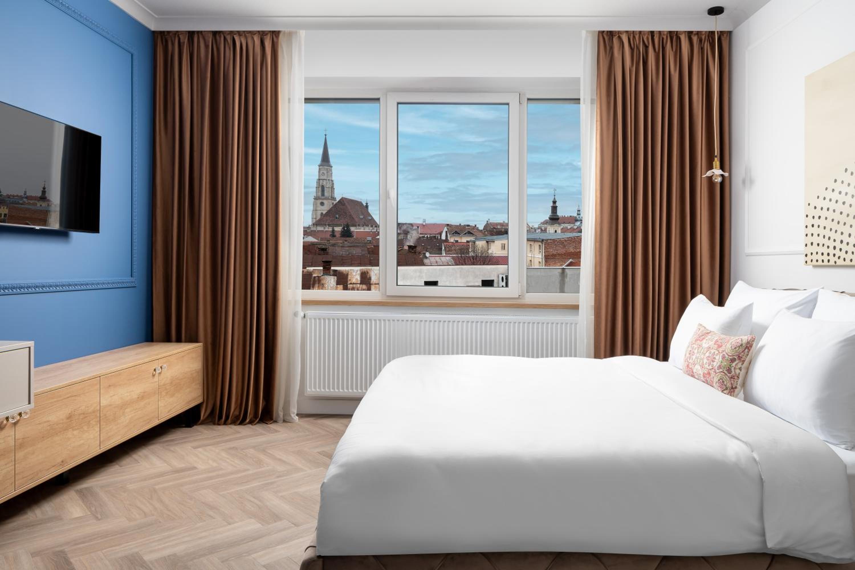 Deluxe Queen Room - Photo 8