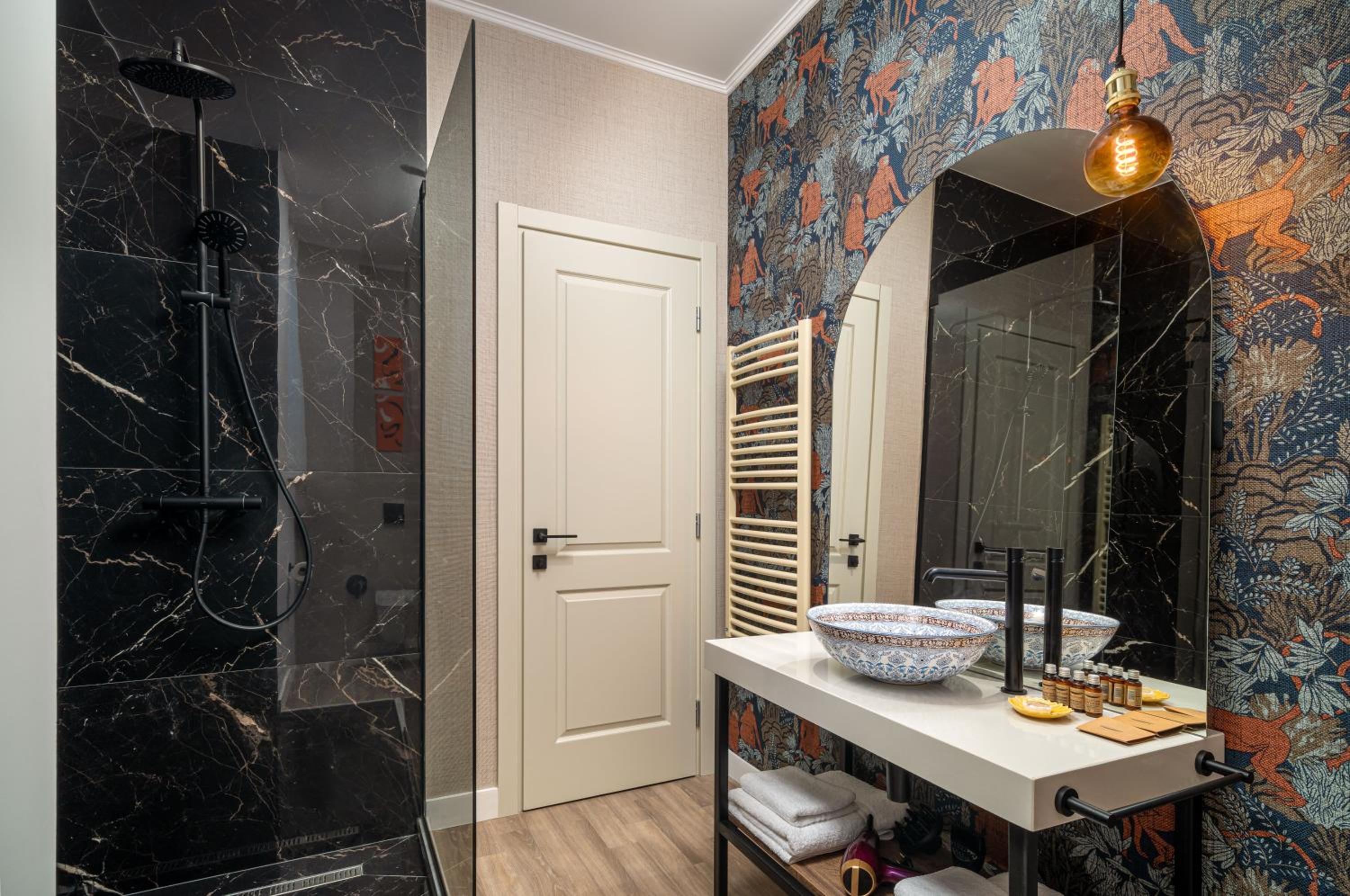 Executive Suite - Photo 2