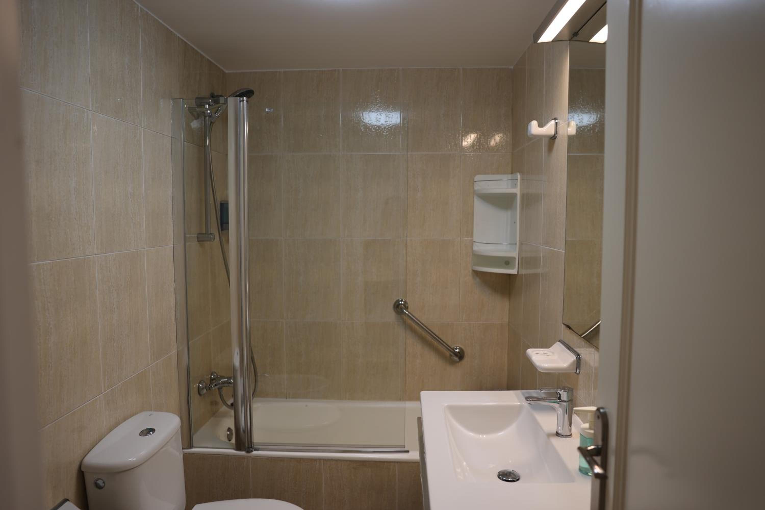 Two-Bedroom Executive Apartment with Balcony photo 3