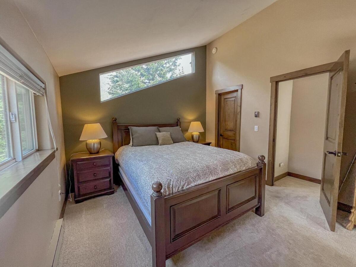 Three-Bedroom House photo 3