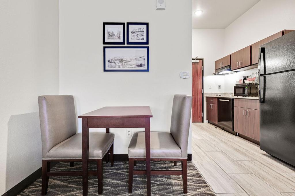 Family Room - Disability Access - Photo 13