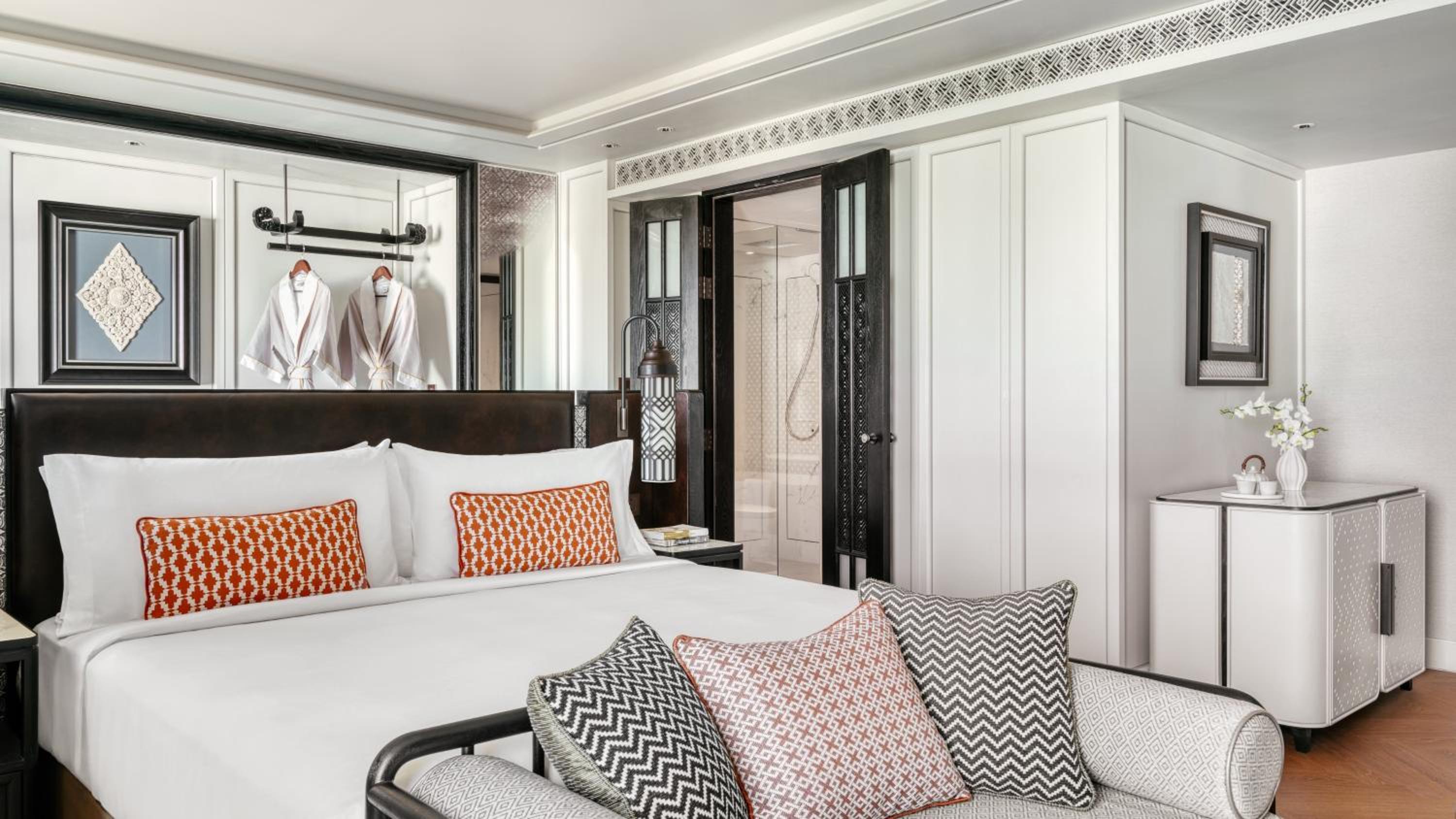 Premium King Room - Photo 5