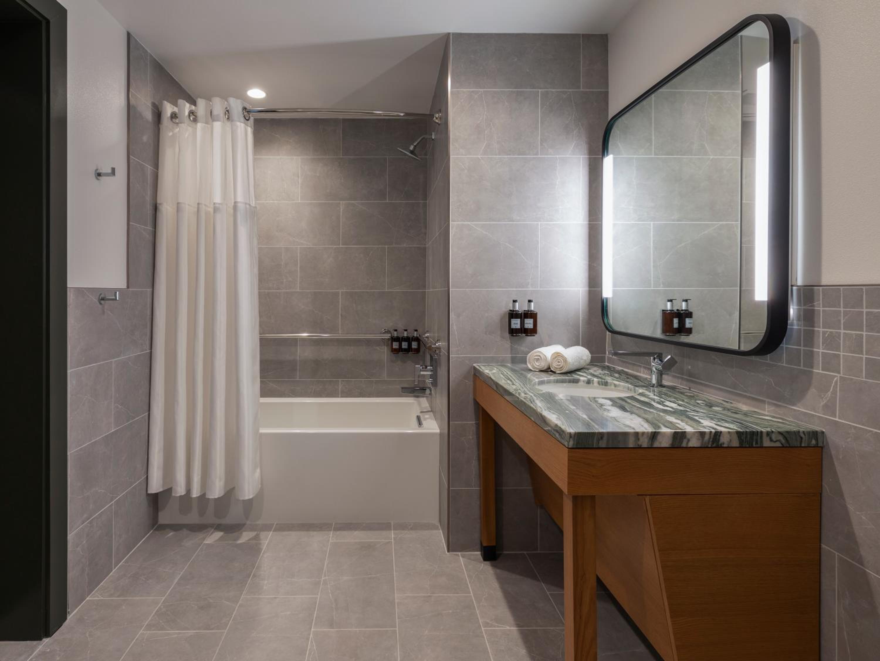 Uptown Queen Room With Two Queen Beds And Accessible Tub