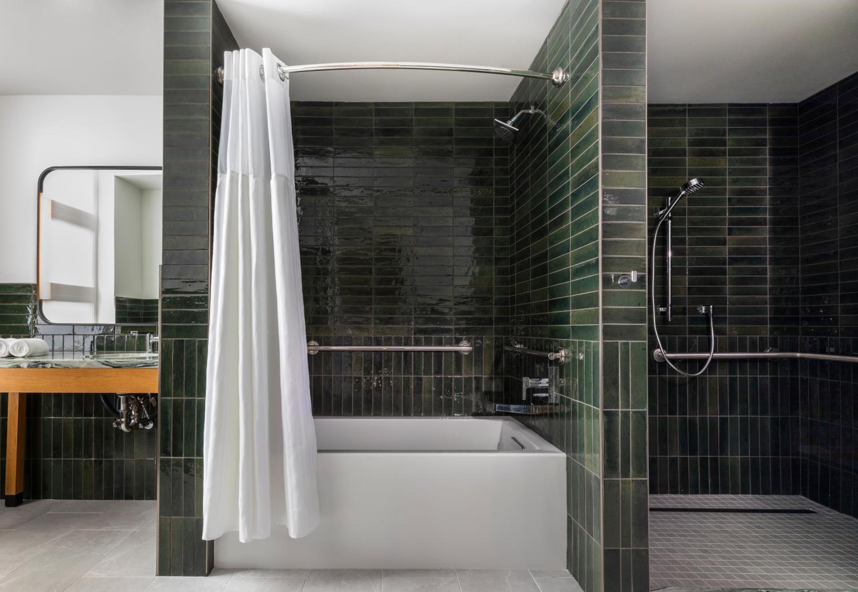 Signature Suite - Disability Access - Photo 7