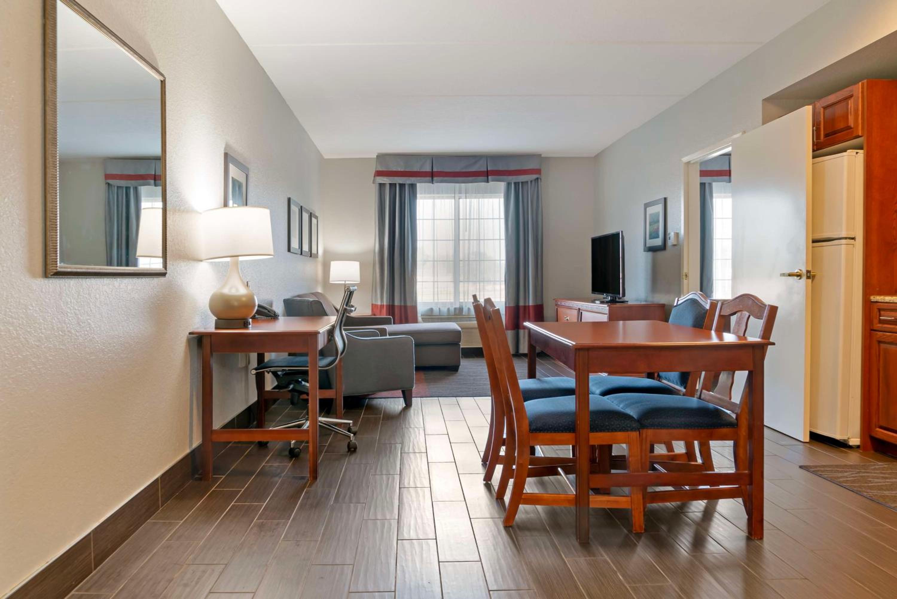 King Suite with Sofa Bed - Non-Smoking - Photo 1