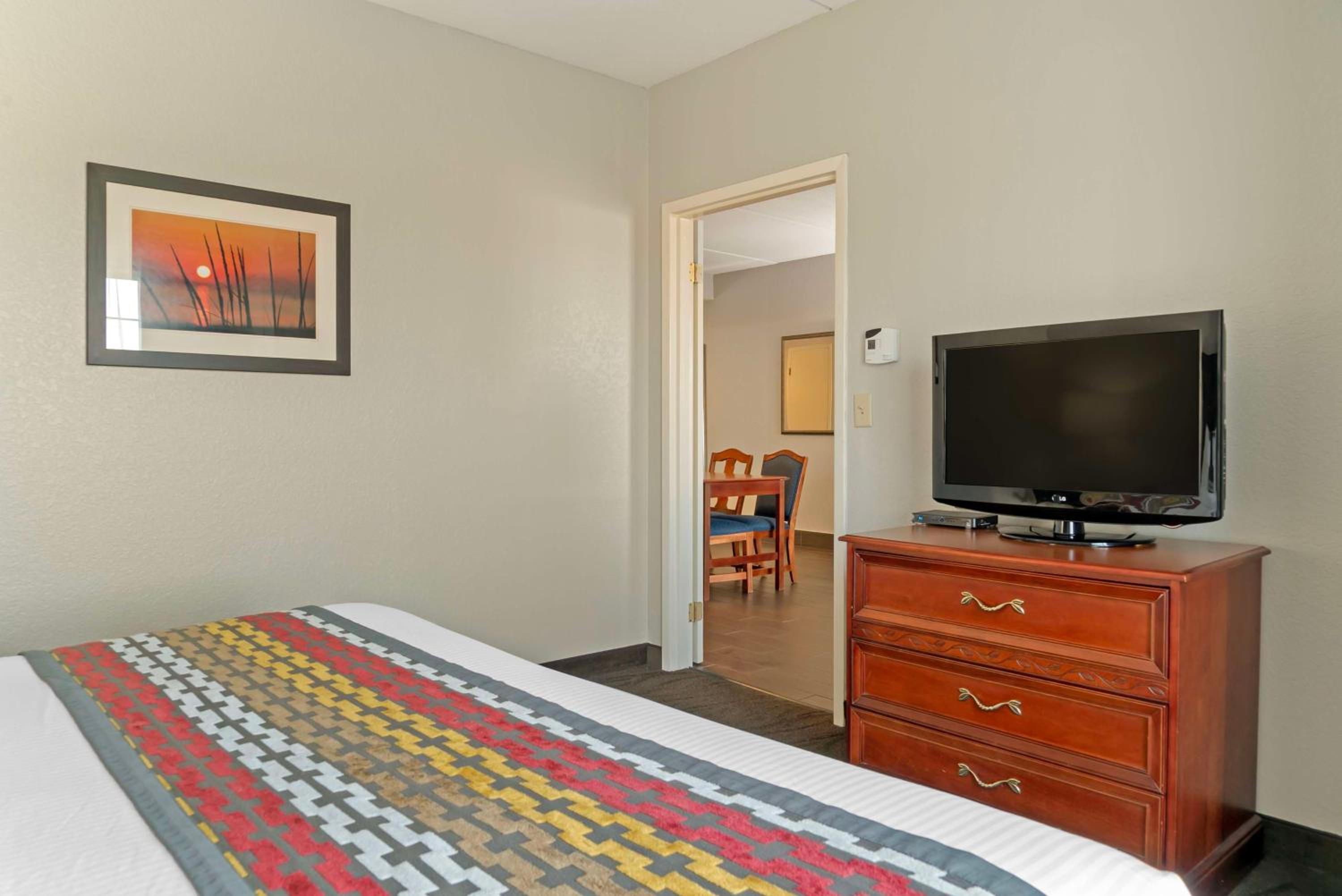 King Suite with Sofa Bed - Non-Smoking - Photo 4